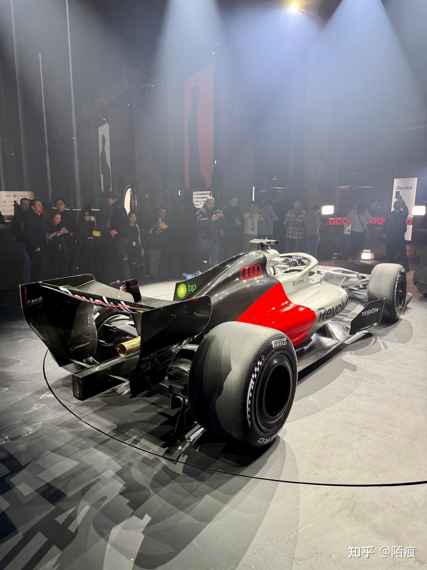 奥迪F1首车R26亮相 千匹混动+红标四环 - 知乎