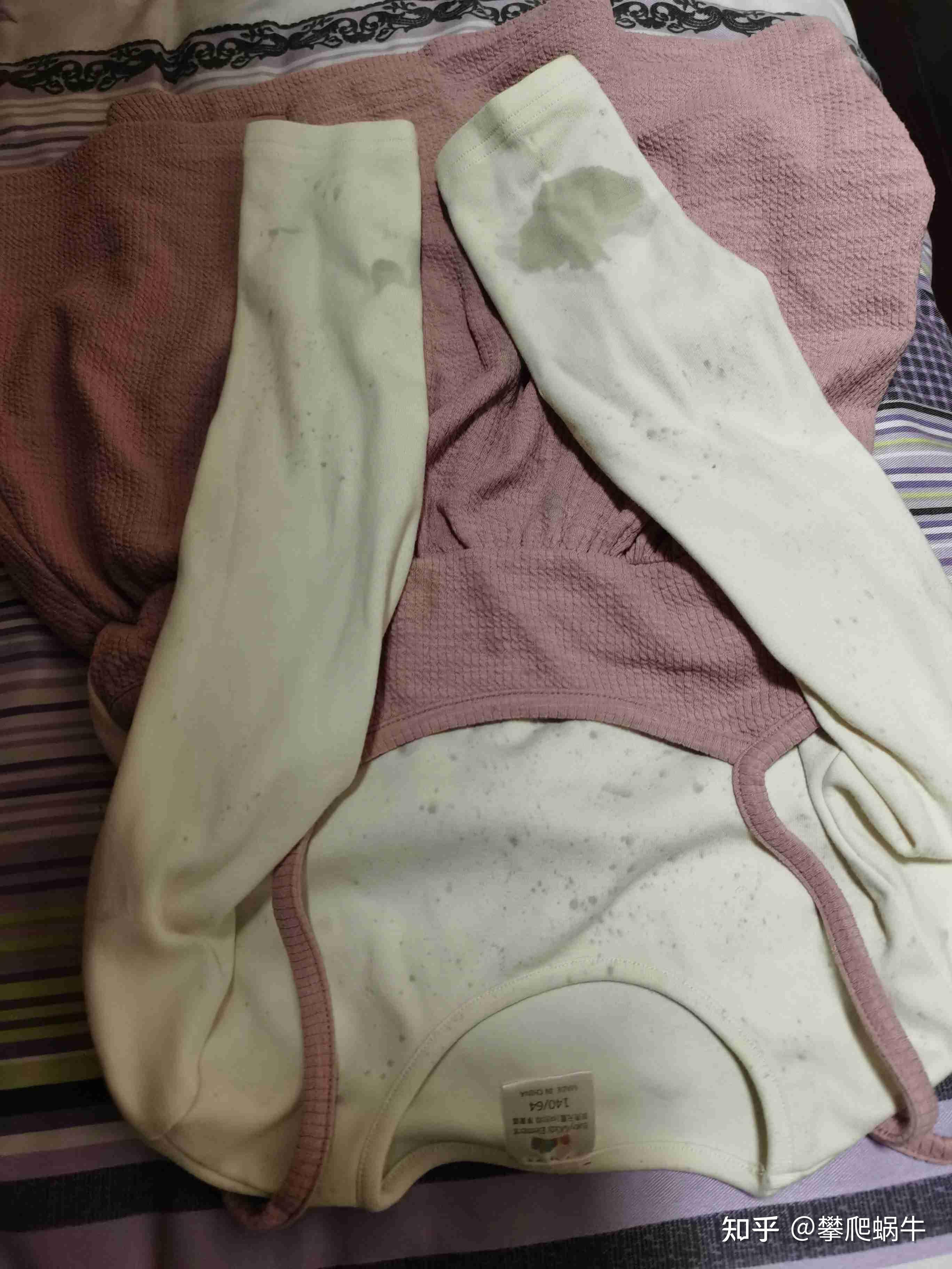 白衣服用海尔滚筒洗衣机洗完有许多油状的点点,是什么地方出问题?