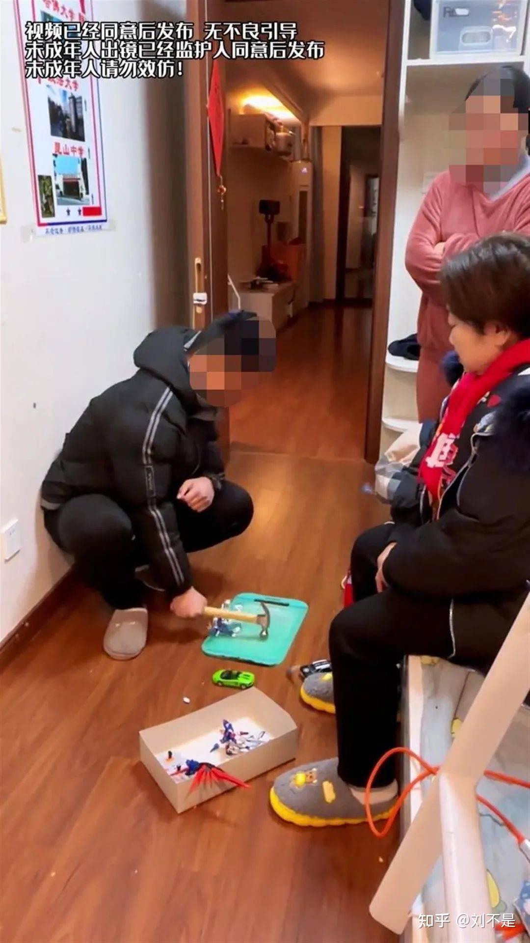 此前曾让孩子亲手砸手办,用戒尺打手心,如何评价此事?