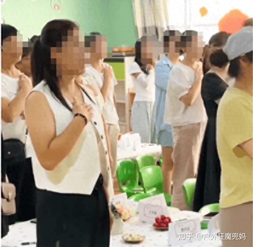 幼儿园组织家长宣誓「绝不给老师甩脸子」，园方的做法可能出于什么考虑？背后反映了哪些问题？