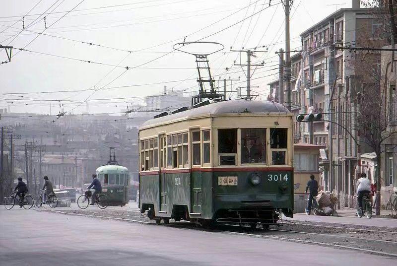 如何在老照片里面区分大连哈尔滨及鞍山的有轨电车老摩电