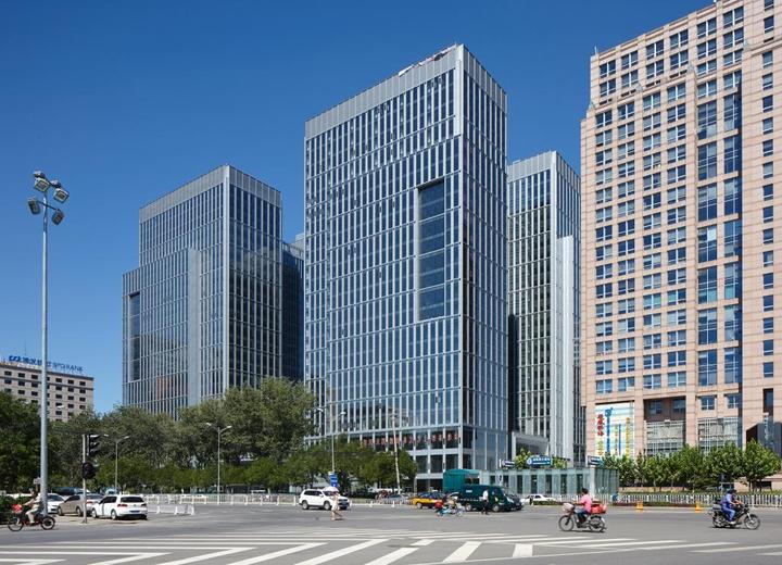 知春路两侧写字楼及地铁站