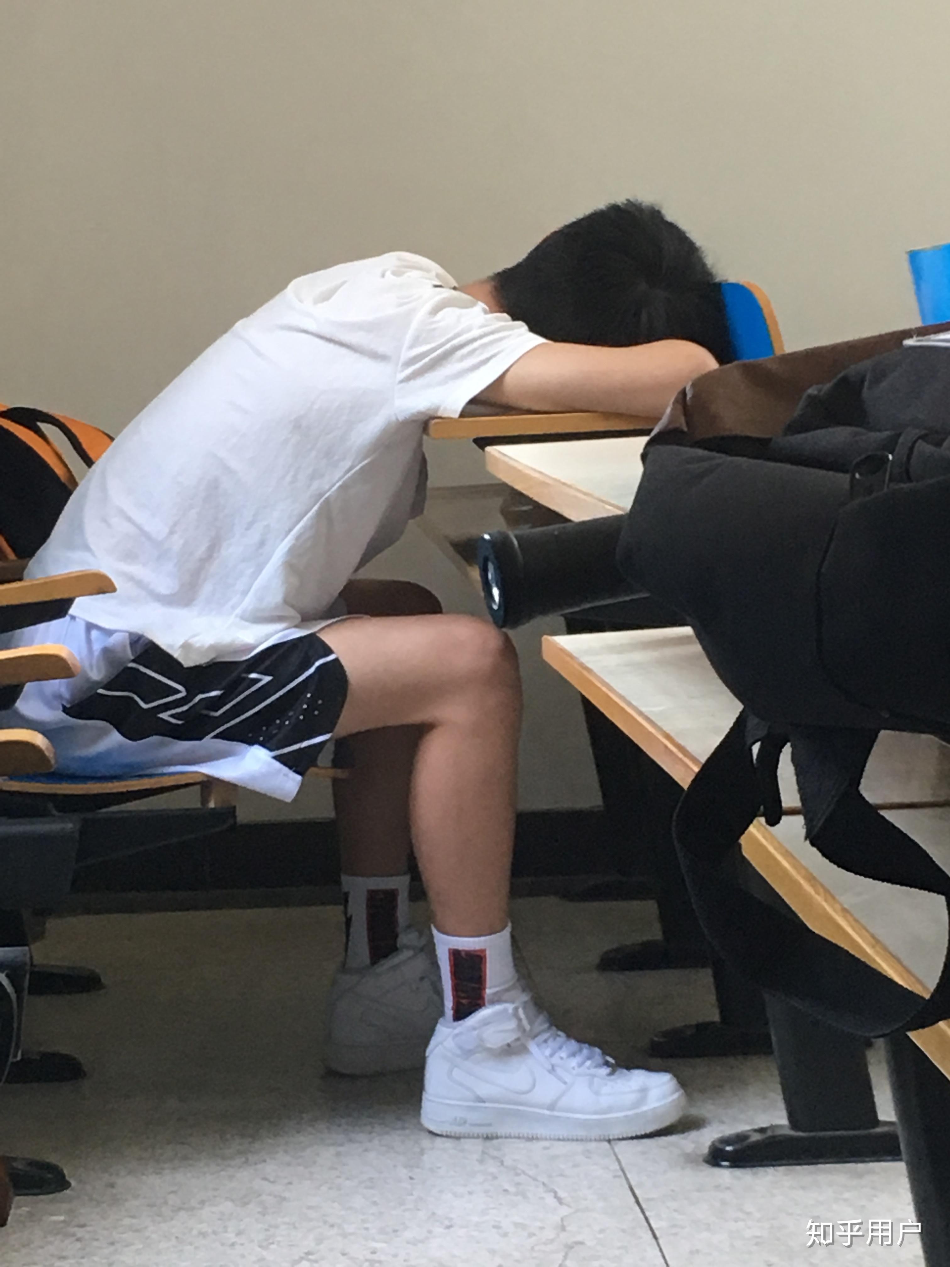 有喜欢帅哥同学白袜的吗