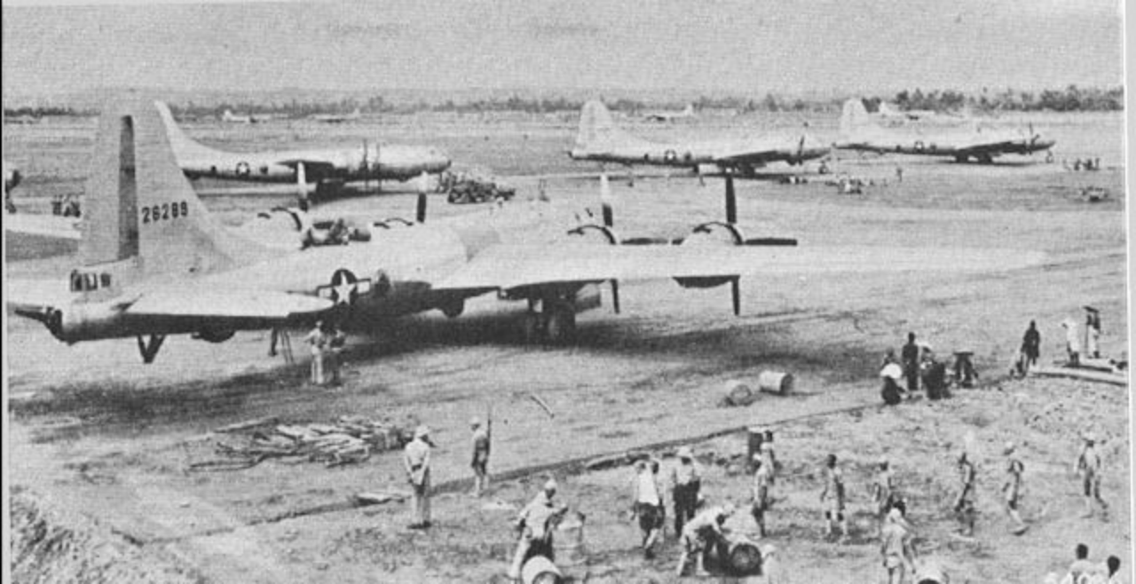 正在从成都起飞的 B-29 轰炸机编队,右下角还有大量中国劳工