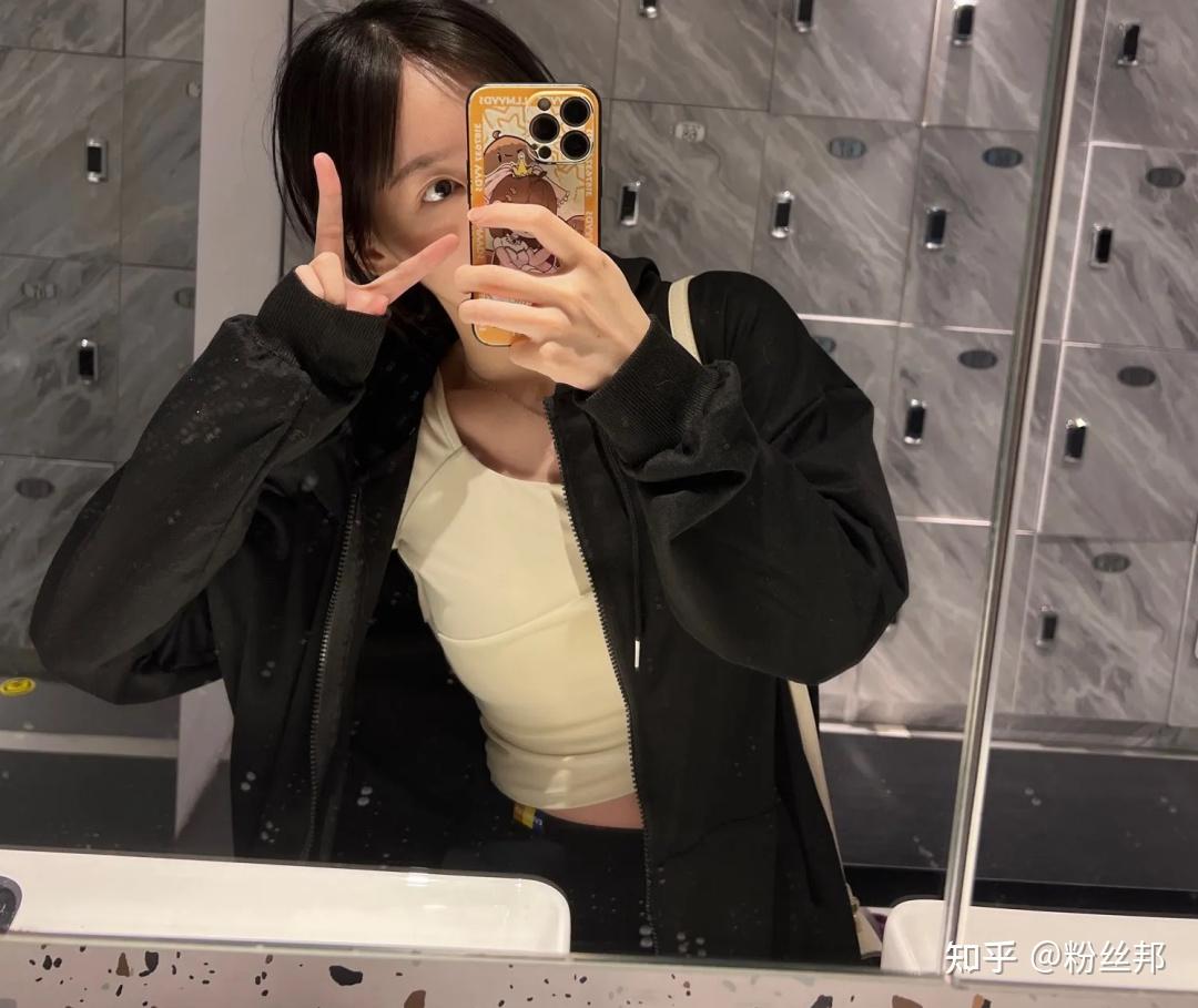 不会再打开斗鱼了，女主播真栗含泪宣布退鱼，与粉丝合影告别 - 知乎
