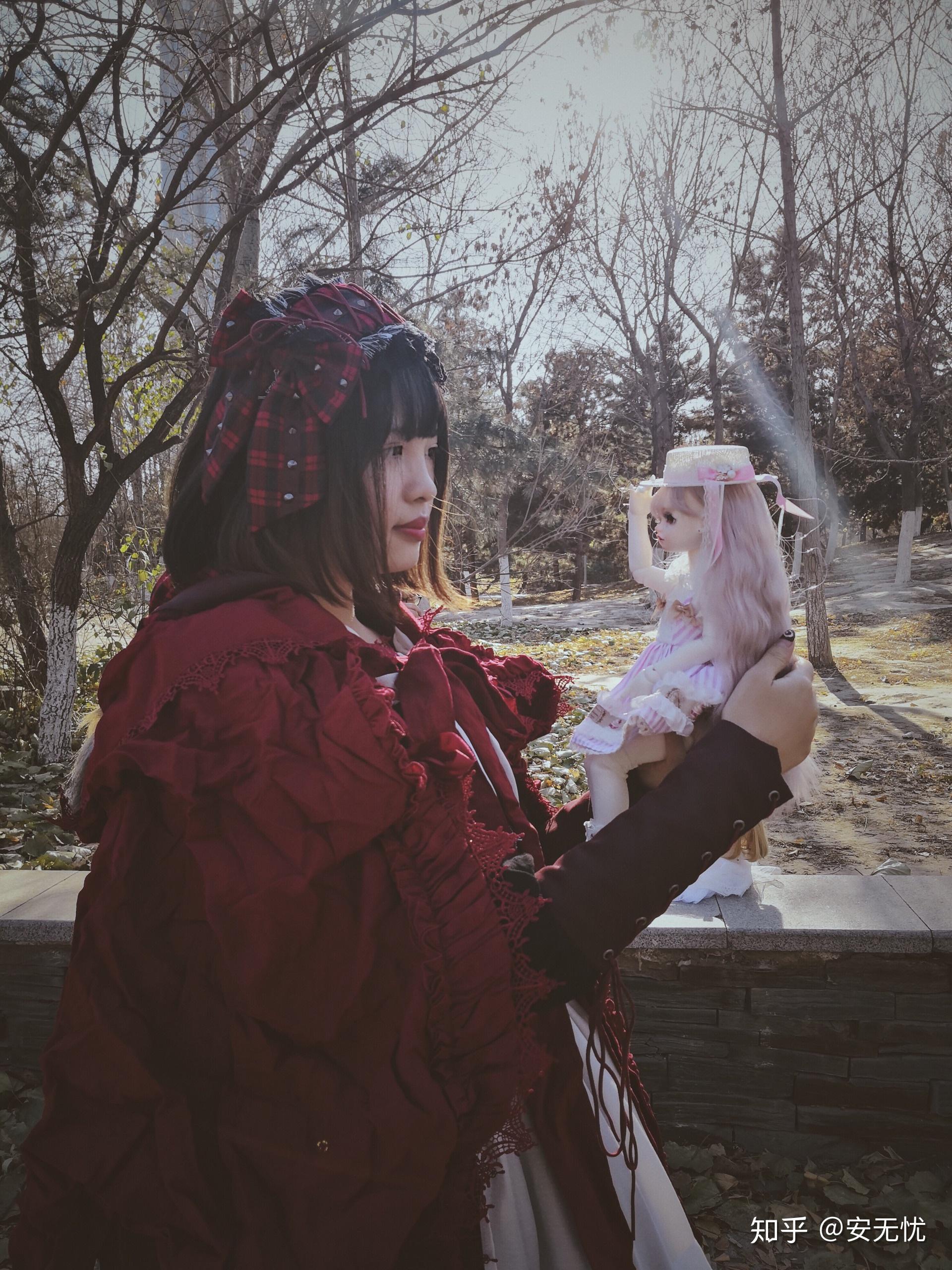 古典玩偶小红帽配什么样的鞋包?