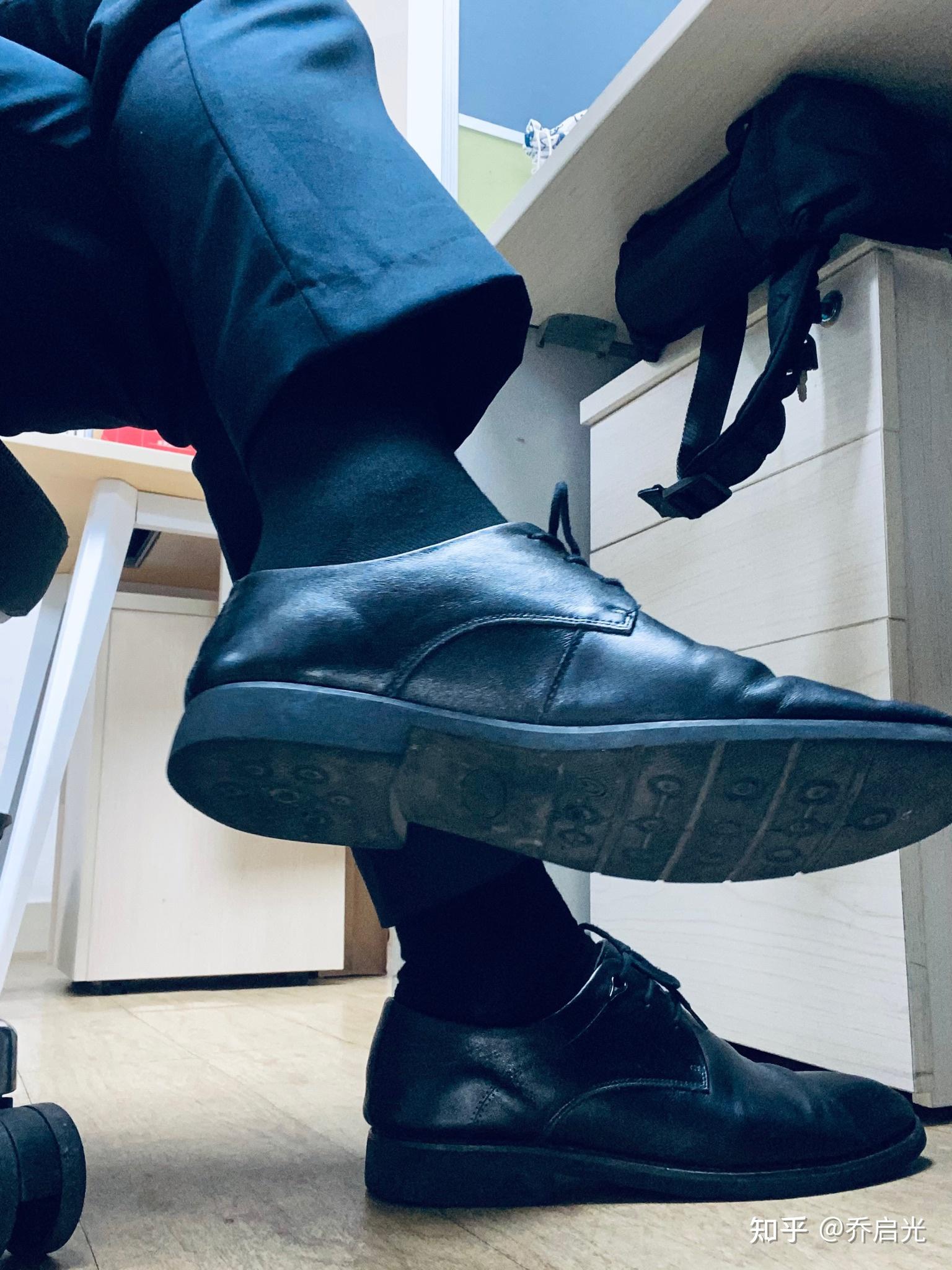 有没有发现某些职场帅哥穿的黑皮鞋擦得亮亮的偏偏套上一双白袜子?