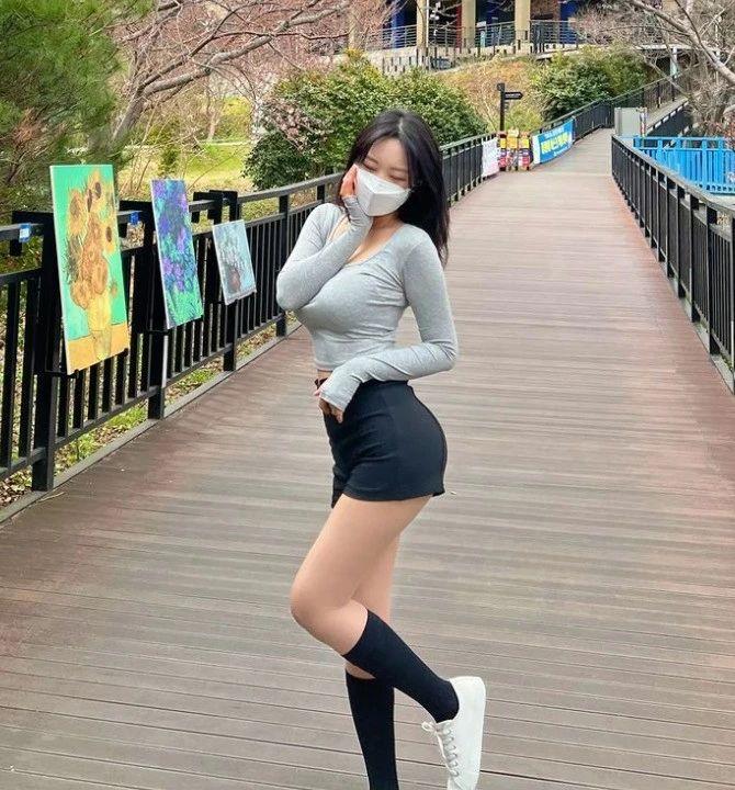 胸大的女孩子穿夏季校服会不会很尴尬该怎么解