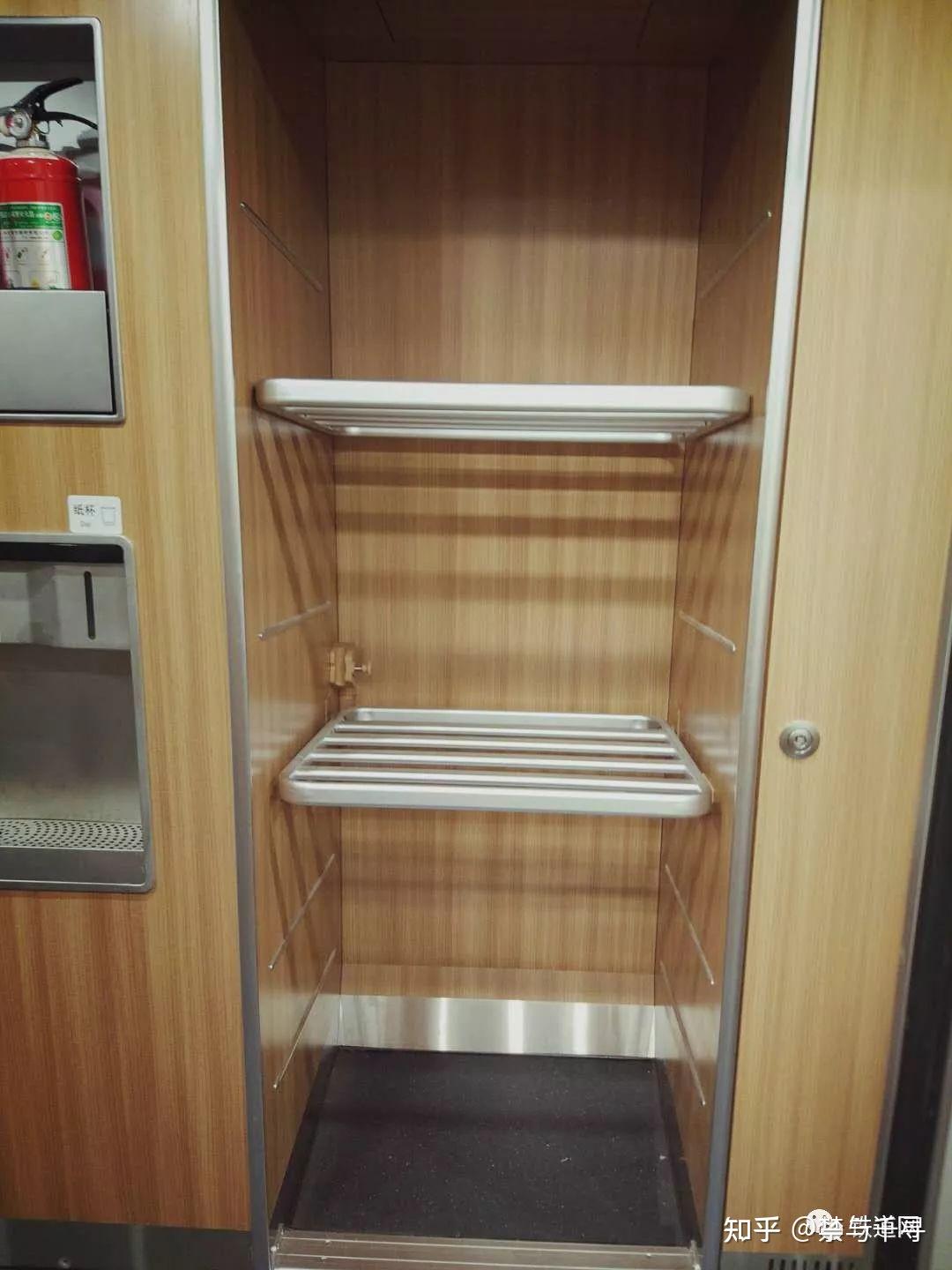 国家为什么不设计在高铁上能让女性够得到的行李架呢,每次都需要麻烦