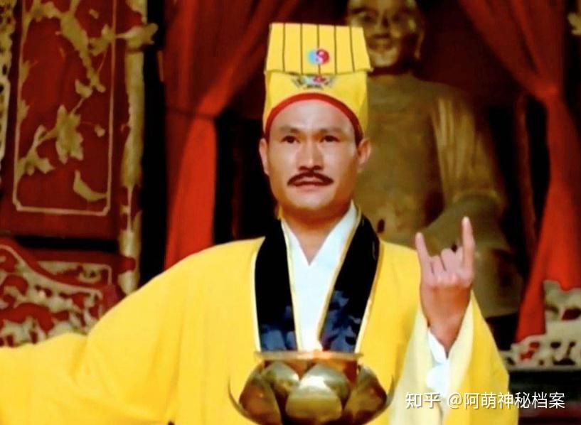 揭秘《僵尸先生》主演林正英片中只穿黄袍用黄符究竟有何讲究?