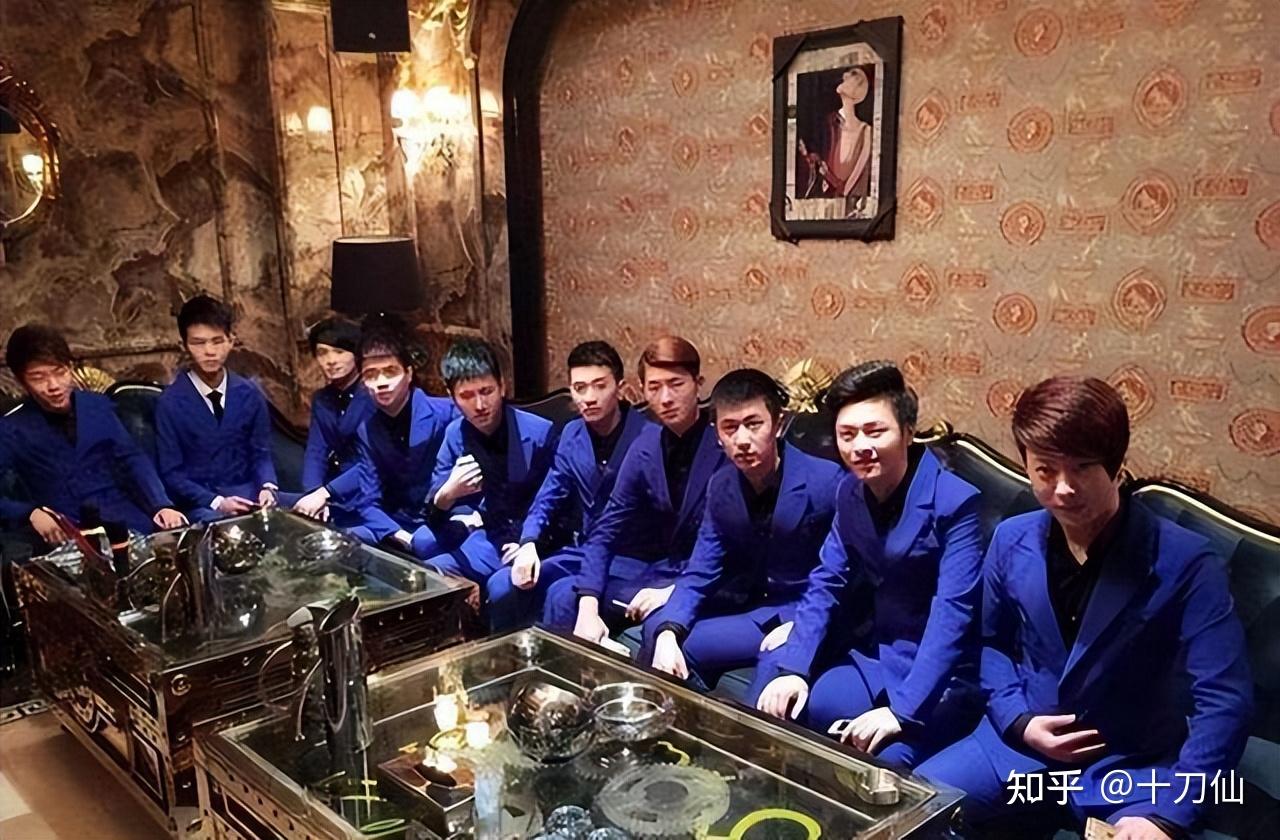 湖南一男子举报妻子沉沦ktv男模有偿陪侍你如何看待有偿陪侍