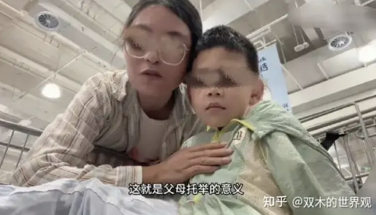 宝妈玩梗「托举孩子进山姆」引争议，为何「炫耀式」内容常遭反噬？