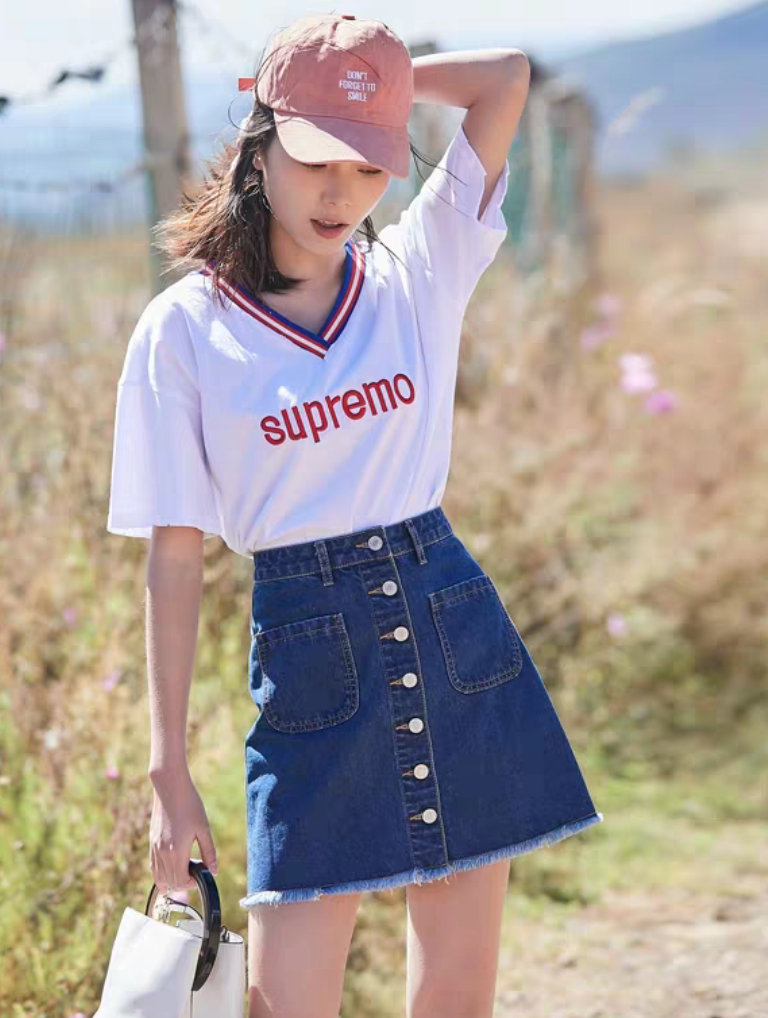 深蓝色的短裤搭配什么上衣和鞋子