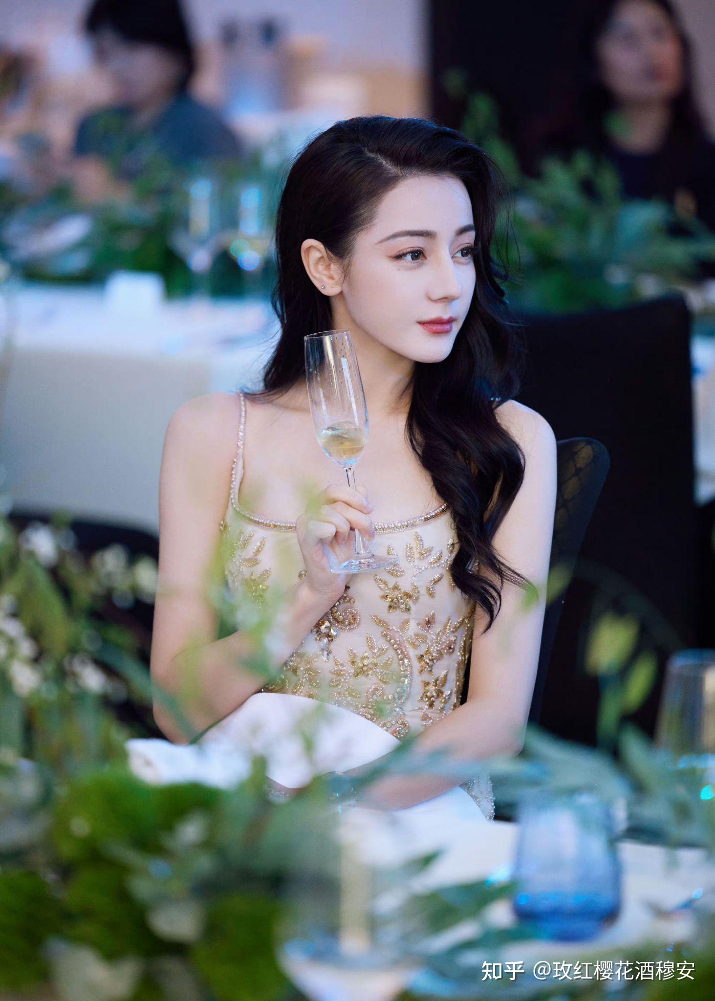 如何评价艺人迪丽热巴的颜值?