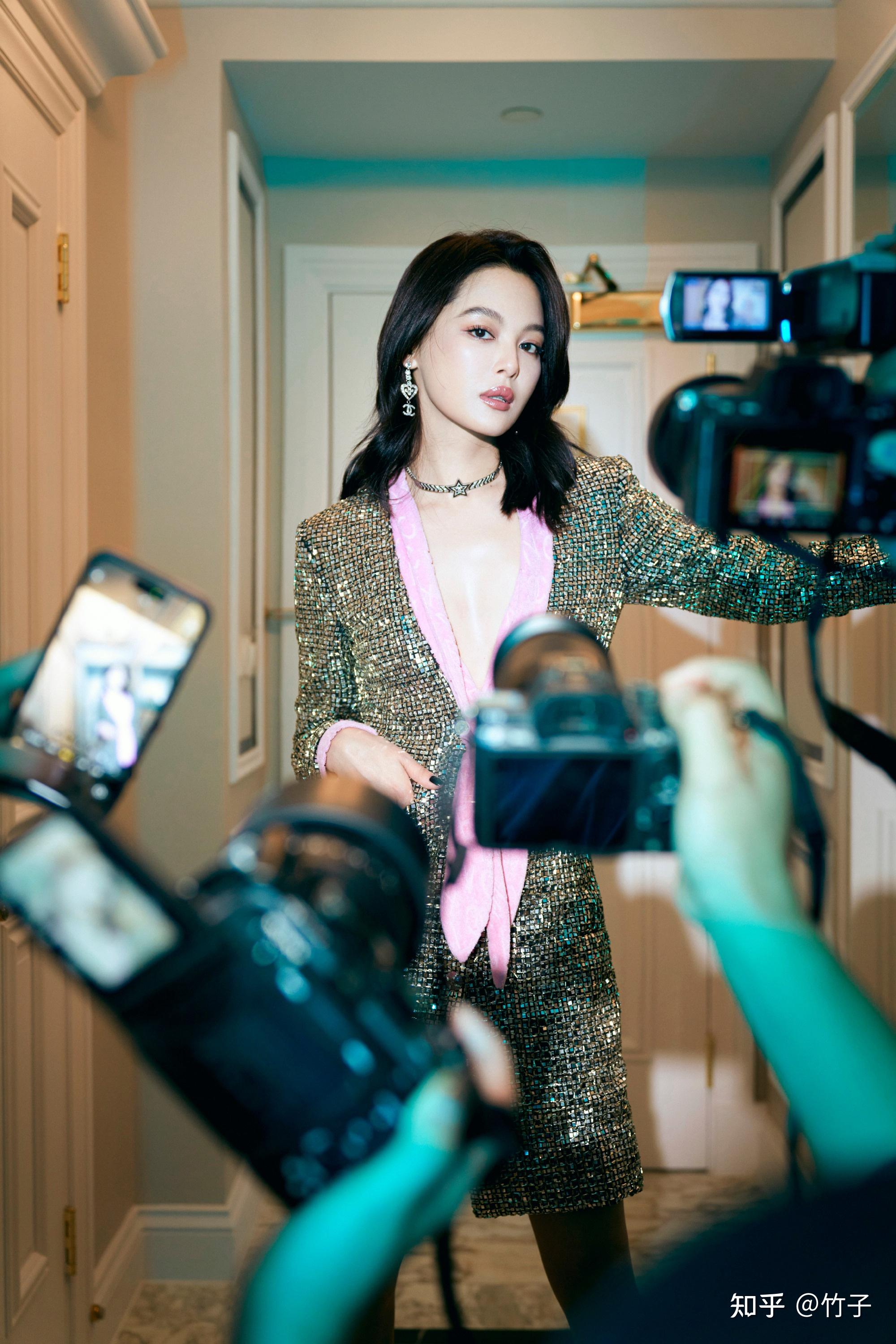 辛芷蕾是准备走性感女王范路线吗据说拿下了爱慕内衣代言