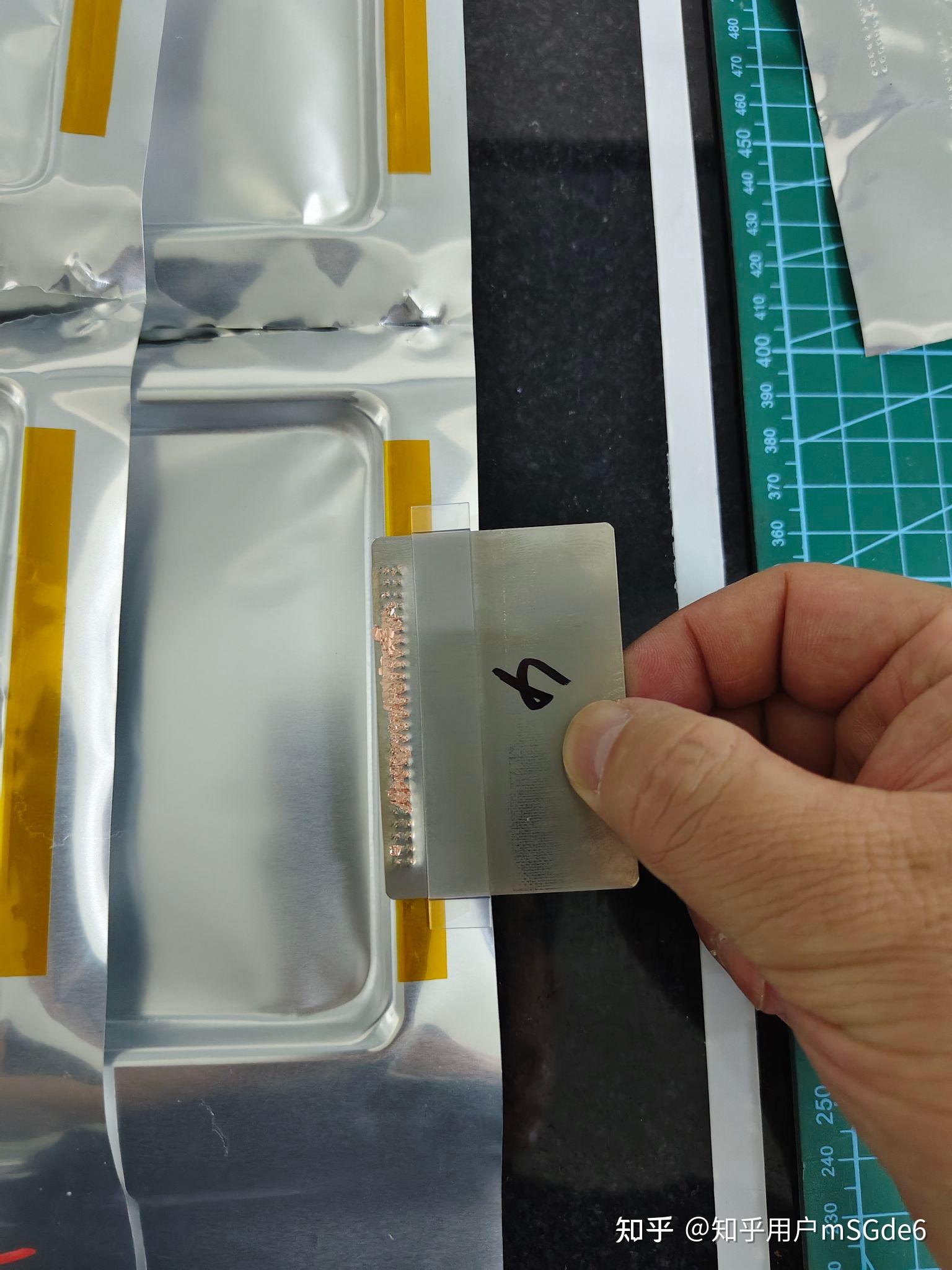 软包锂电池tab片上自带的白色pp胶和铝塑膜上贴的黄色绝缘胶带在封装