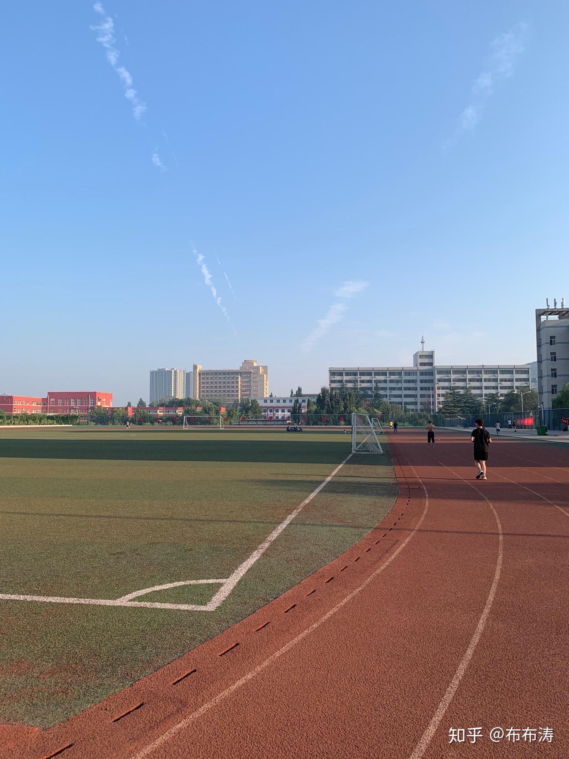 济南大学的体育设施水平如何?