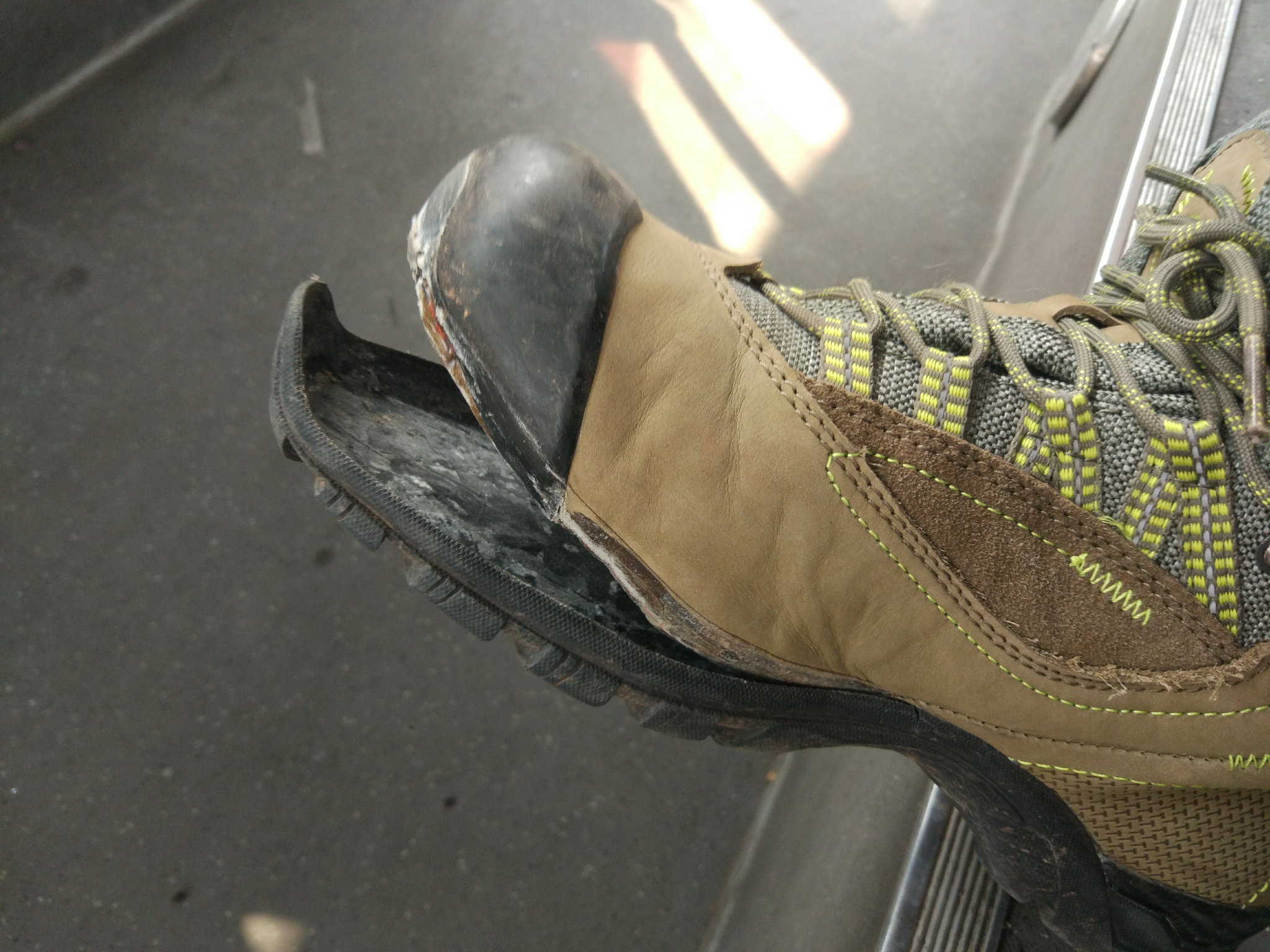 走在路上鞋底突然掉了是种什么样的体验