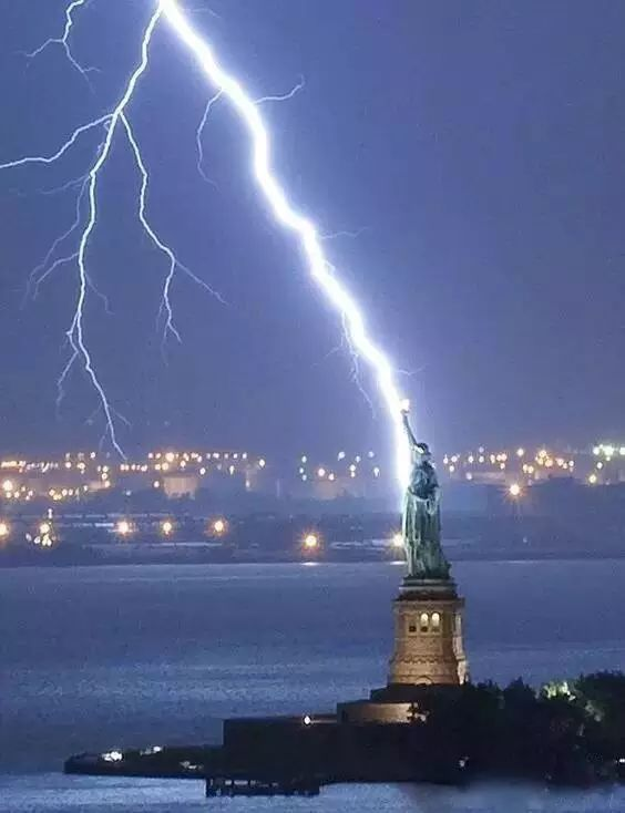 如何看待华盛顿纪念碑挨雷劈?