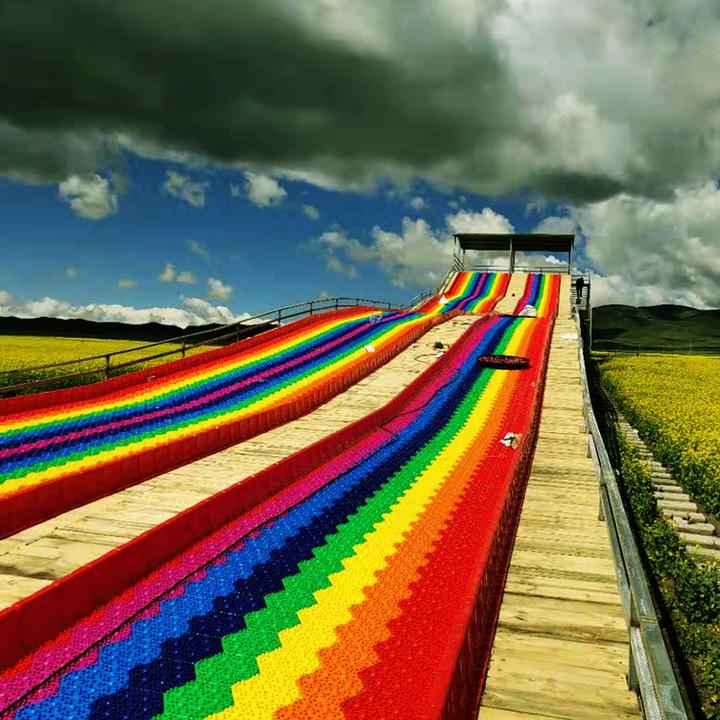 产品色彩鲜艳的彩虹滑道美丽的七彩滑道六边形边长的网红滑道