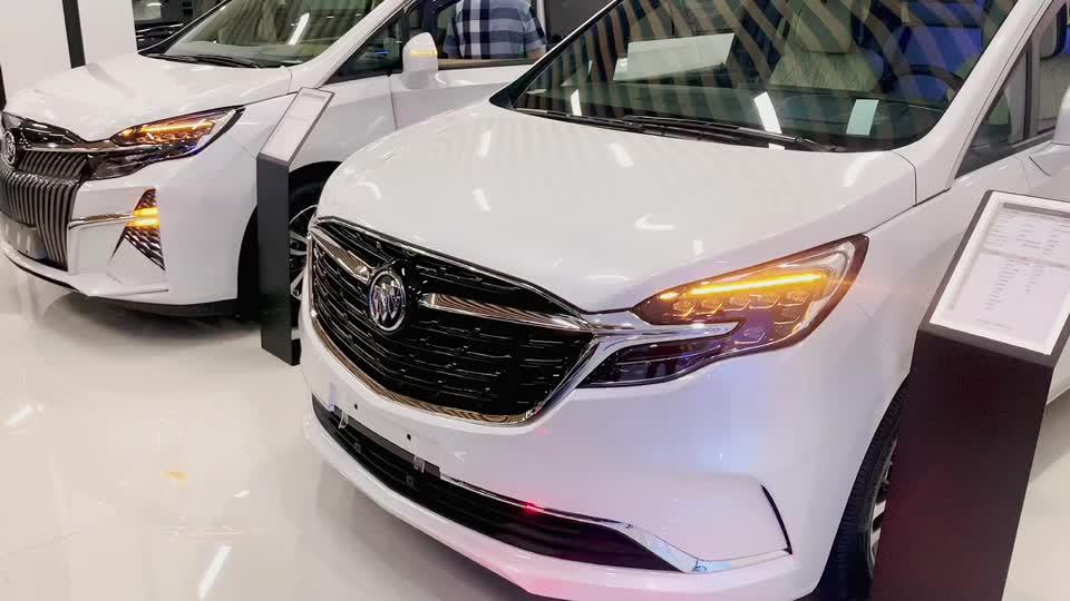 别克gl8雪域白商务车实车展示主改内饰