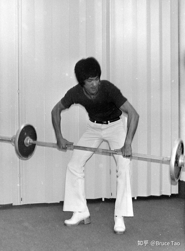 李小龙单手反握弯举起45公斤的杠铃什么水平说这是高翻的我从来没见过
