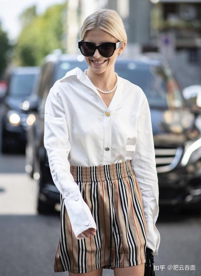 圆脸应该穿什么样子的衣服好看