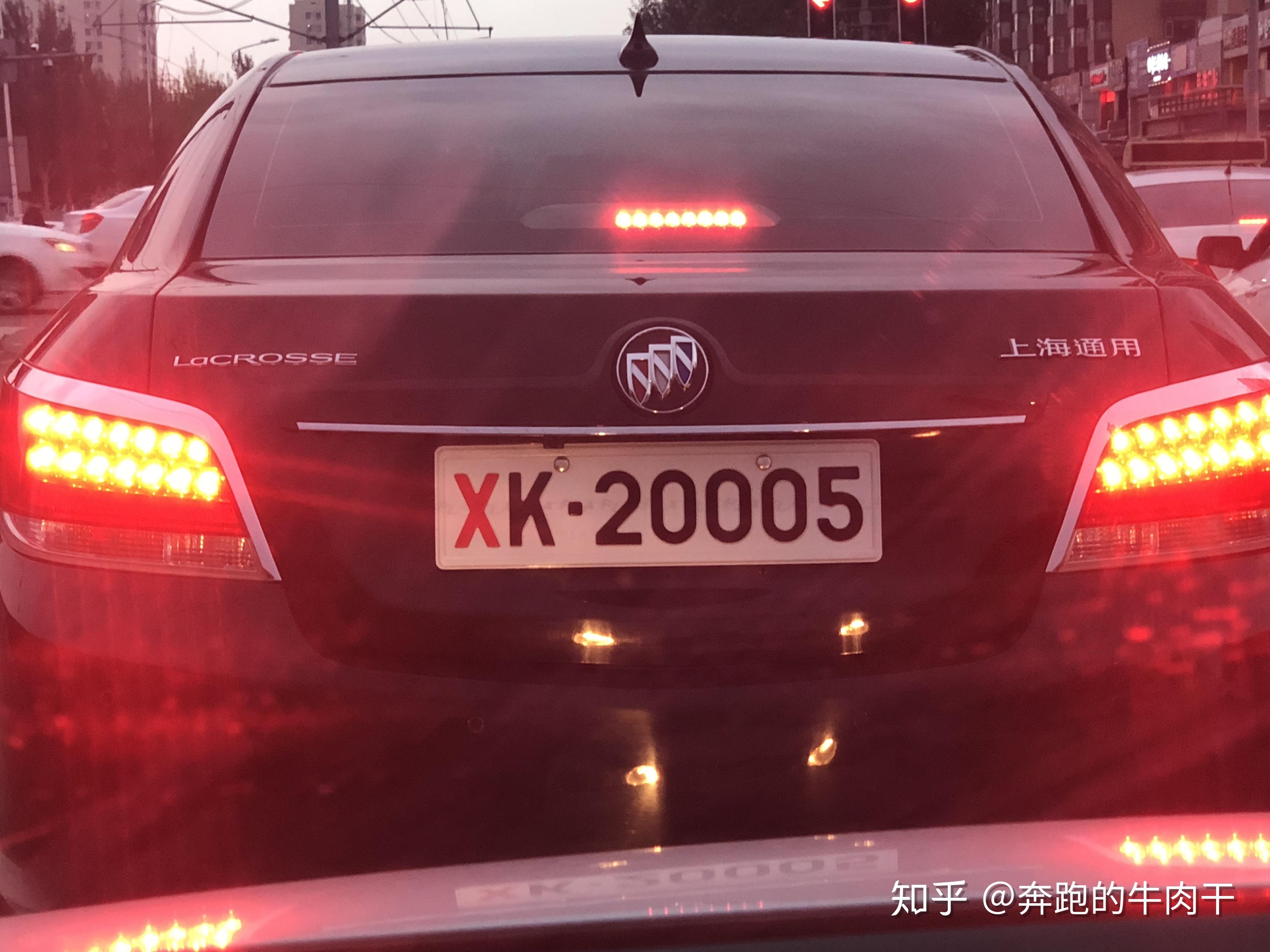 车牌开头是红色x得这个是什么车?