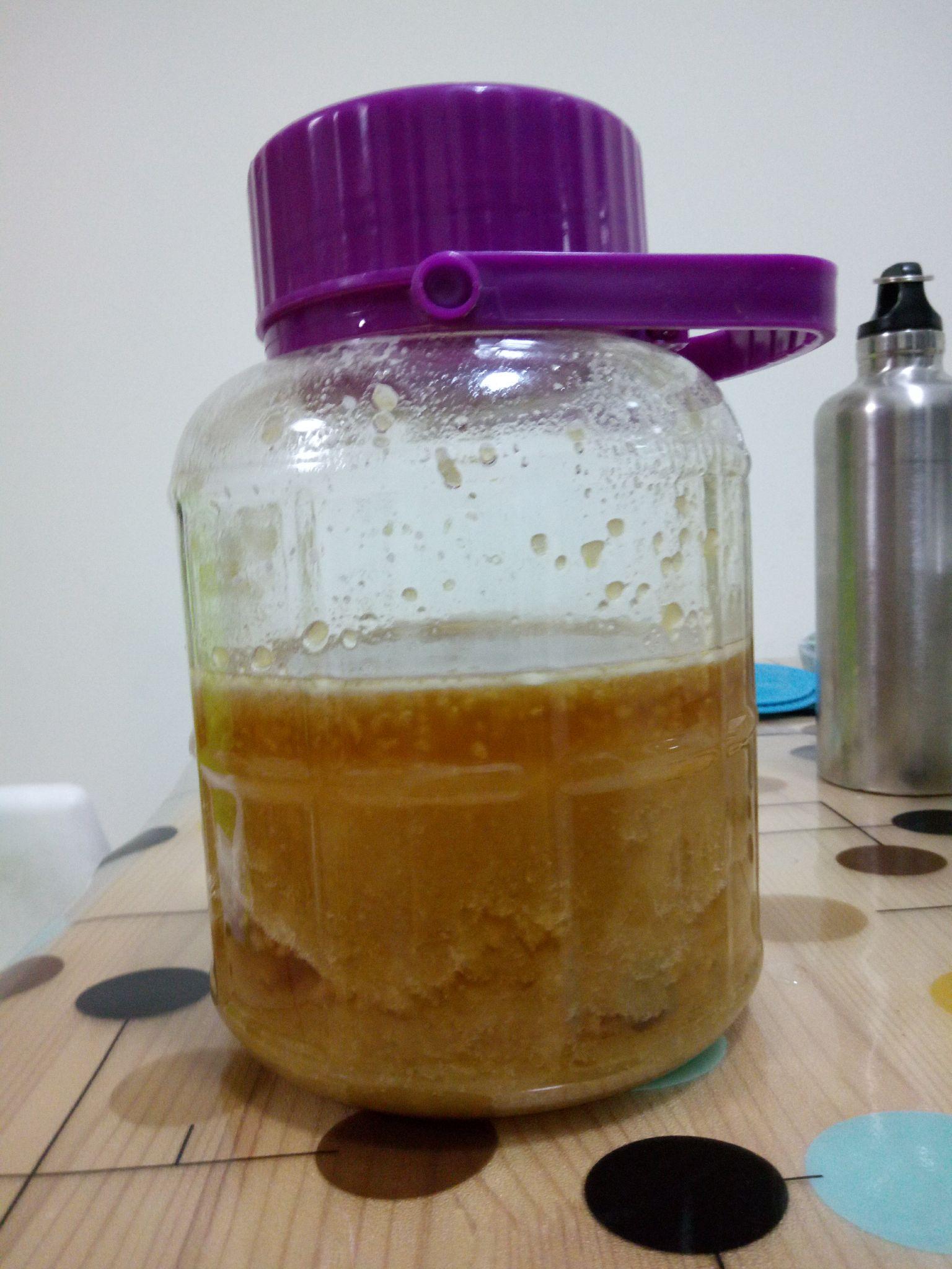 蜂蜜放久了有很多白色沉淀物(蜂蜜放久了有很多白色沉淀物还能吃吗)