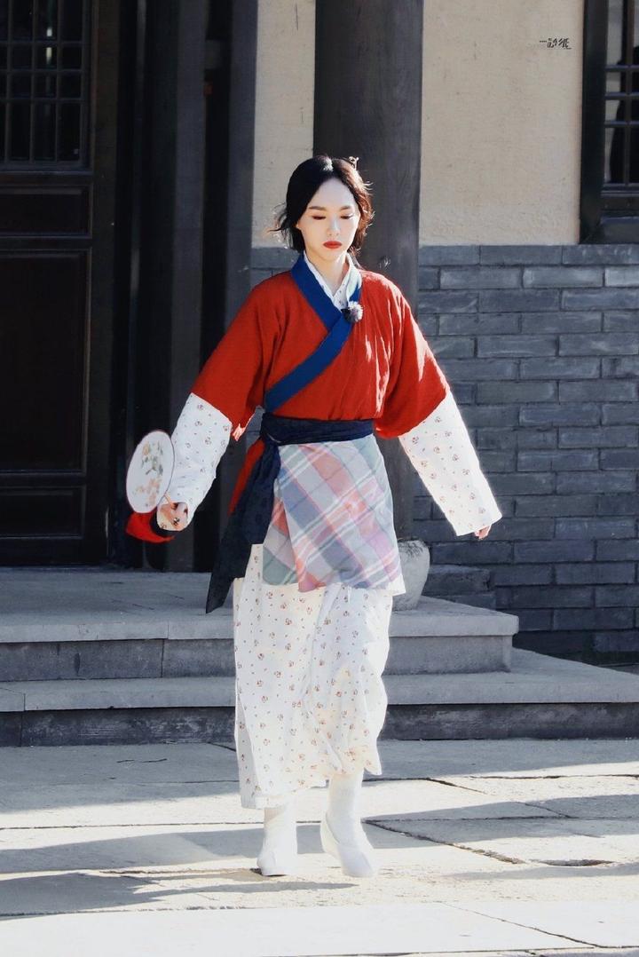 唐嫣模仿闫妮！浙江卫视导演吴彤除了cosplay，就不会别的招数吗 - 知乎