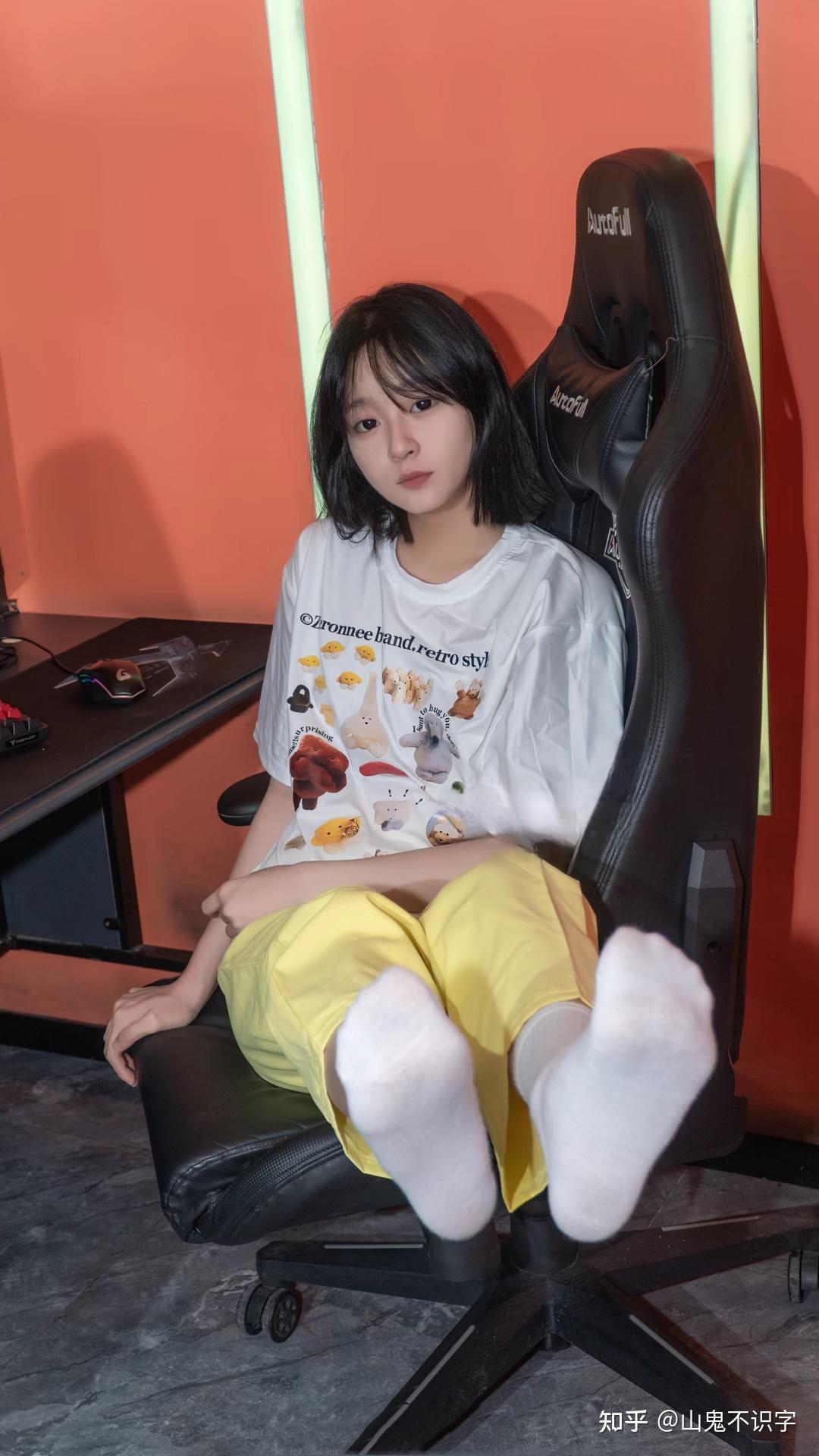 为什么女生的白袜子穿不脏?