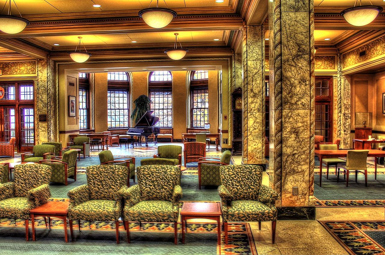 4. 环保木质桌椅