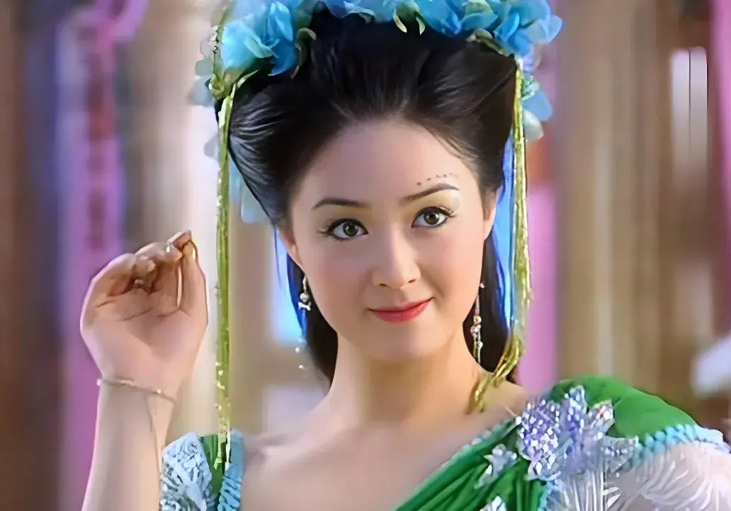 比如《仙剑奇侠传》中,一人分饰两角,扮演女妖女苑和姜婉儿;而后,也陆