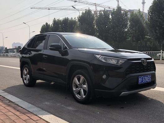 rav4荣放全黑外观霸气外漏型内饰都还是很舒适很实用