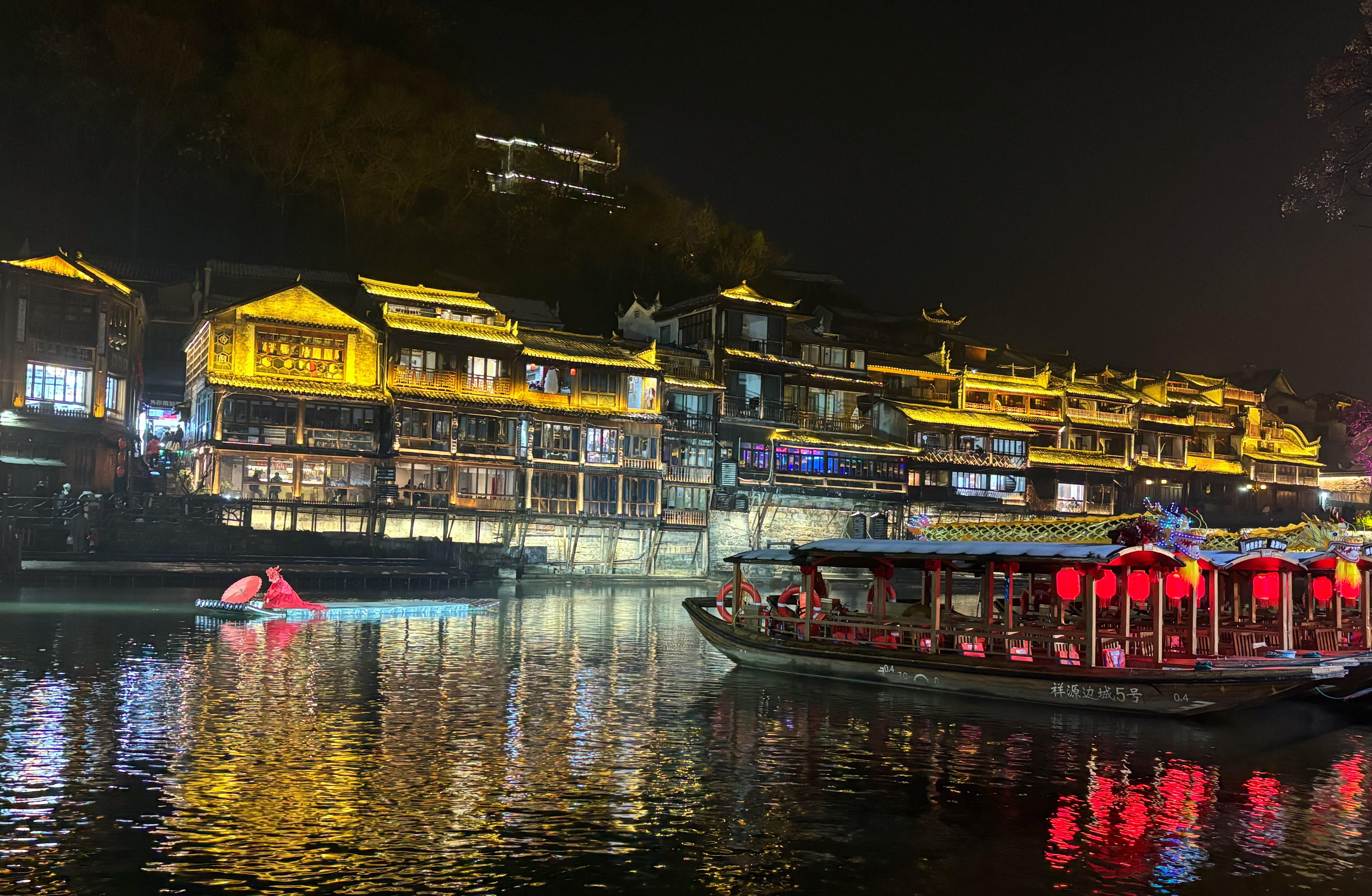 为什么网上那么多人骂凤凰古城,凤凰古城还值得去么?