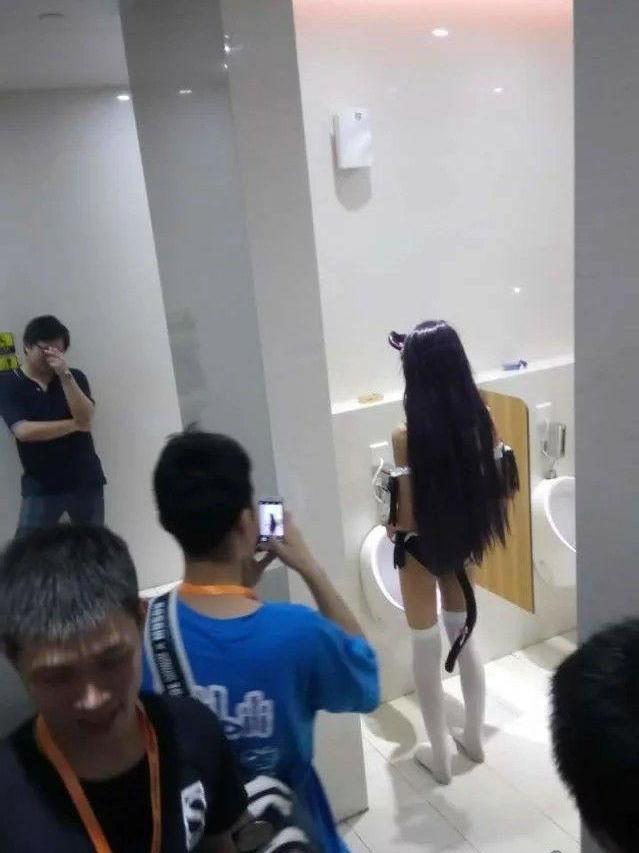 学生做完变性手术(男变女)可以去女浴室洗澡吗?