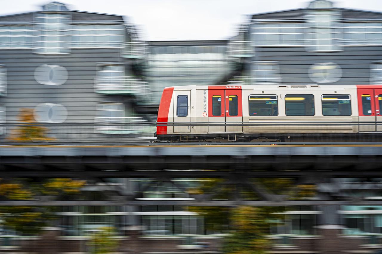 小雨滴打窗玻璃