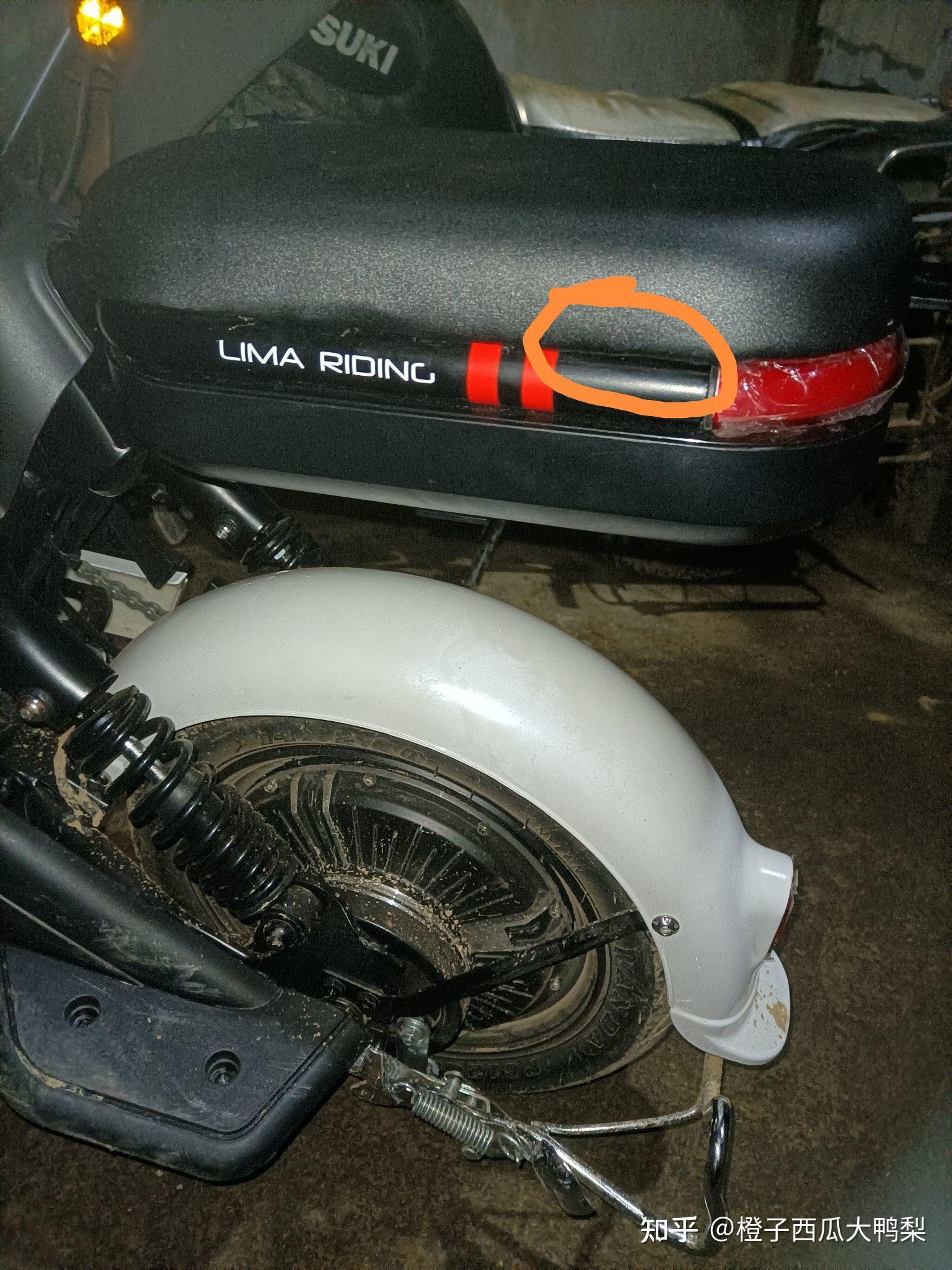 这种电动车的这个后座怎么拆啊搞了一下午没搞明白