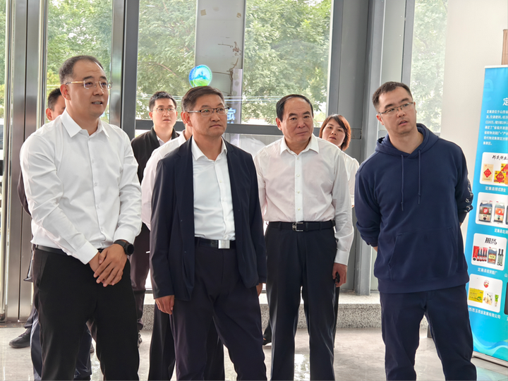 定襄县委书记赵亚静一行莅临定襄乡村e镇公共服务中心参观调研