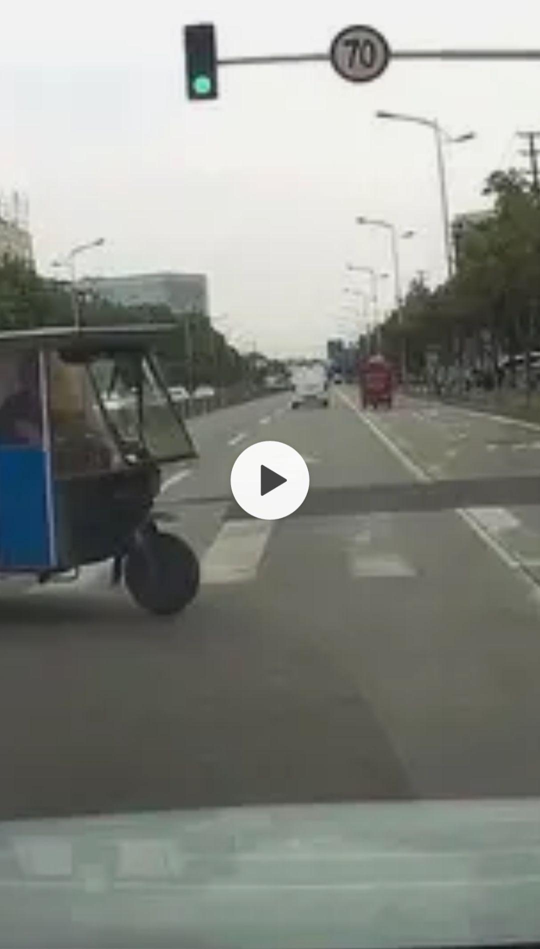 电三轮闯红灯撞我交警要判 …