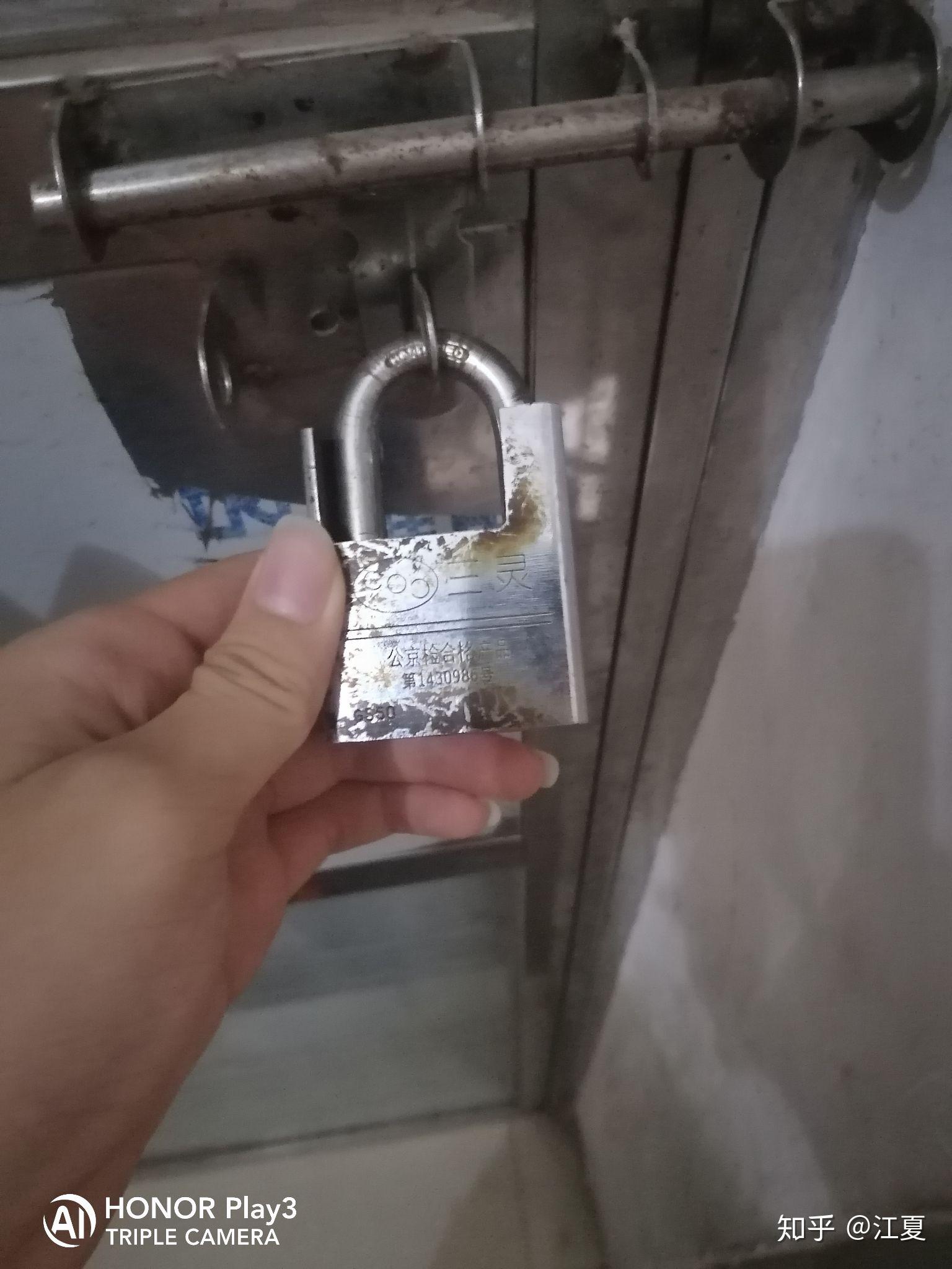 叶片挂锁怎么开锁不想破坏锁