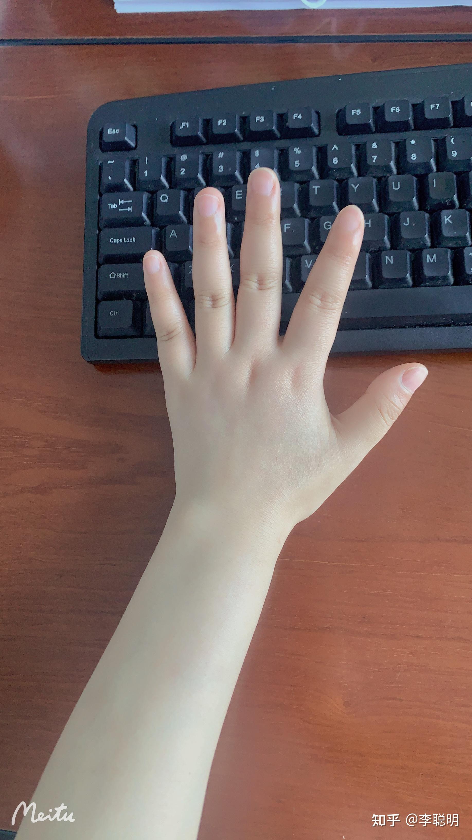 有一双又短又肥的手是什么体验