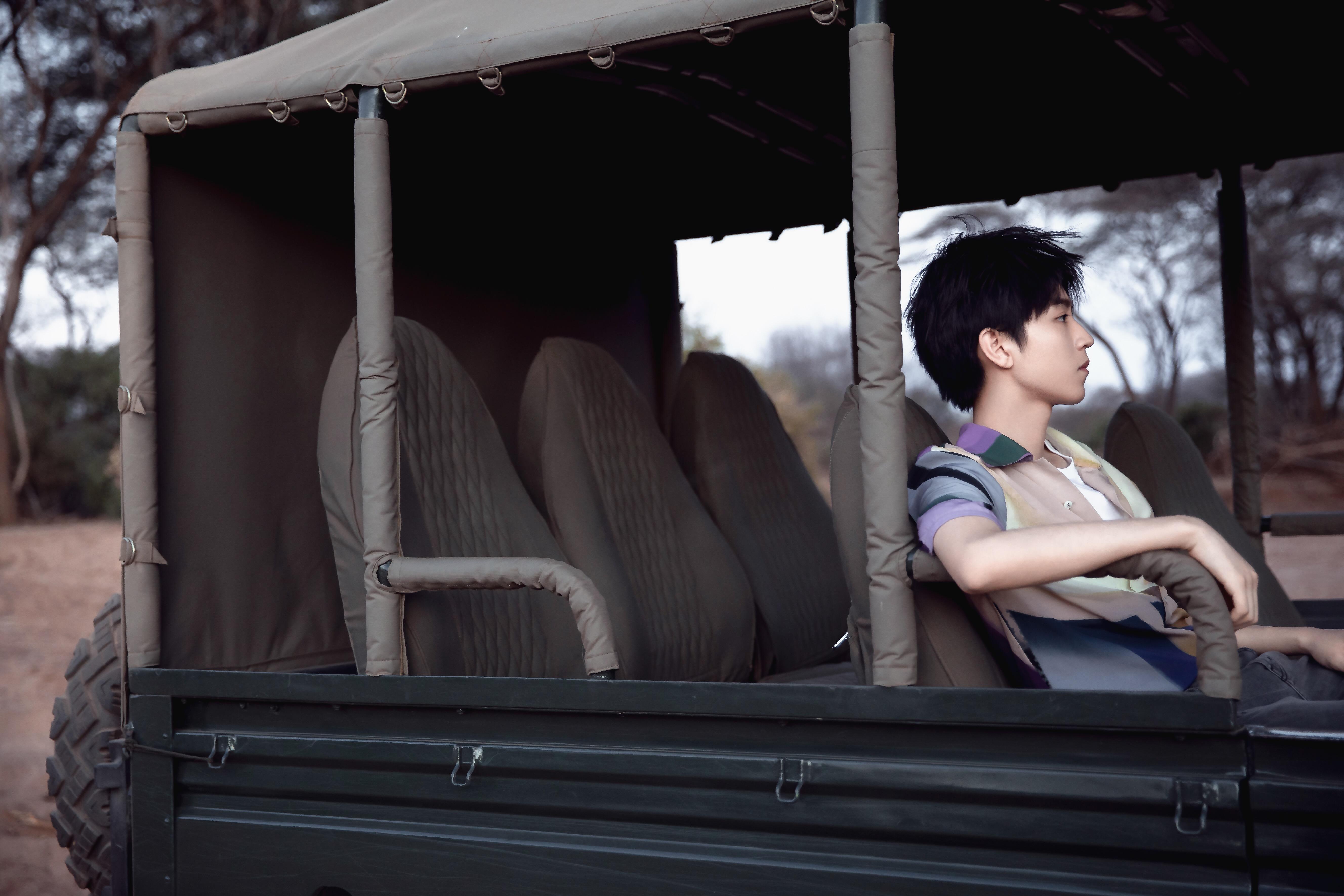 有没有一些王俊凯的高清图片适合做电脑桌面或是一些蓝海图