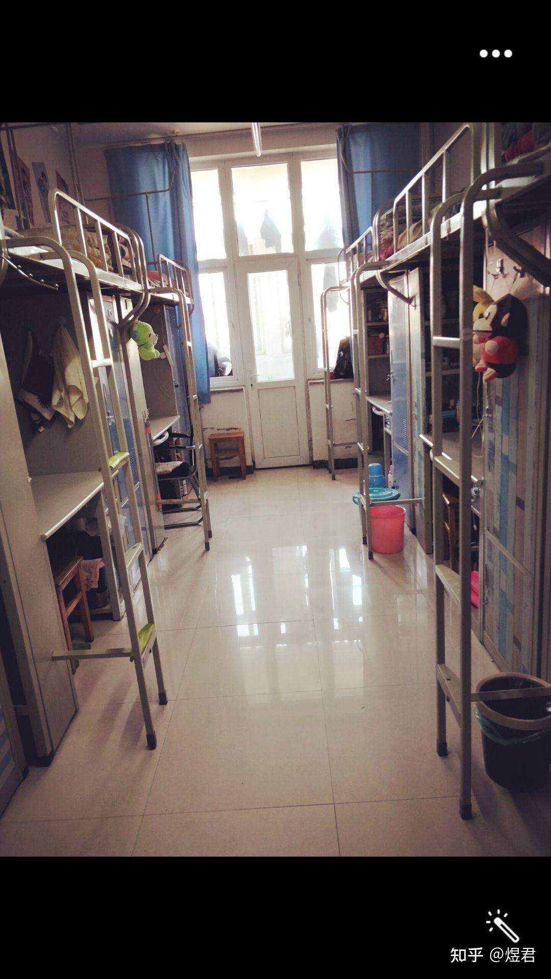 请问有东北大学秦皇岛分校的本科生宿舍图片吗