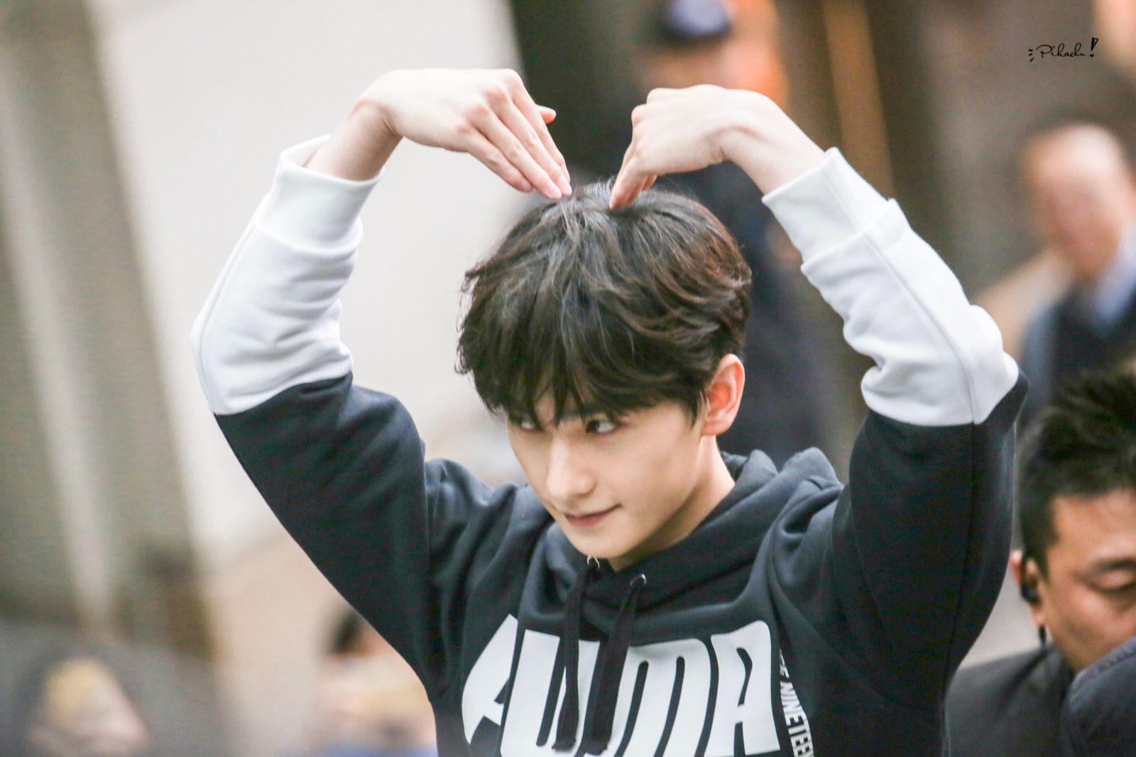 杨洋有哪些笑得特别干净好看的照片? - 知乎