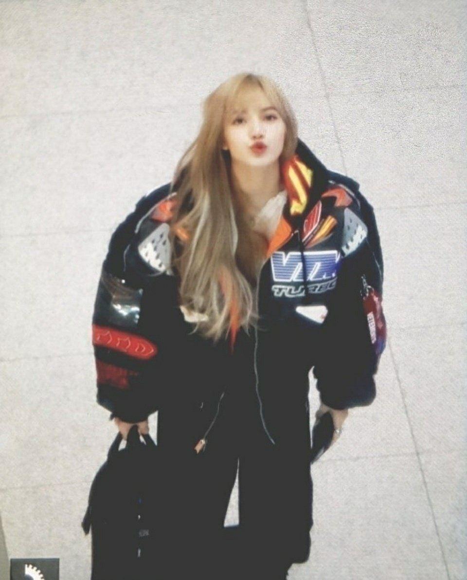 lisa真人的肩真的很宽吗