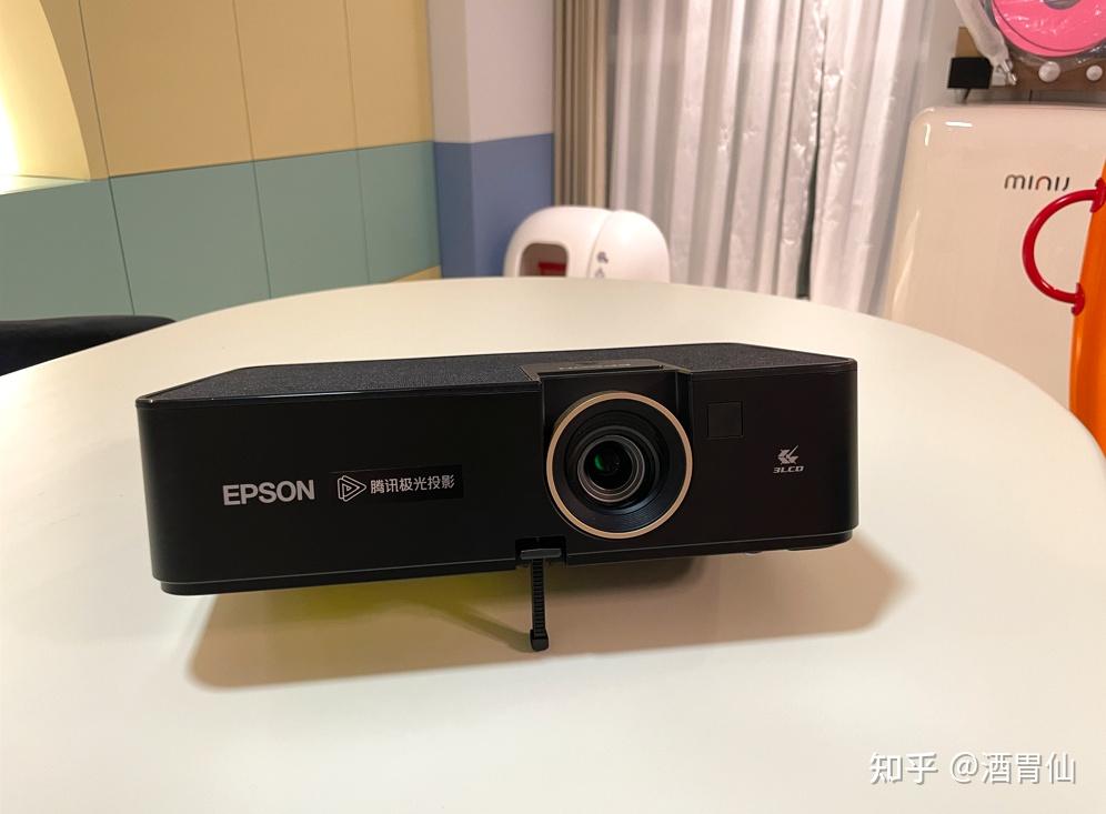 想买台投影仪不过客厅有点小爱普生a100合适吗