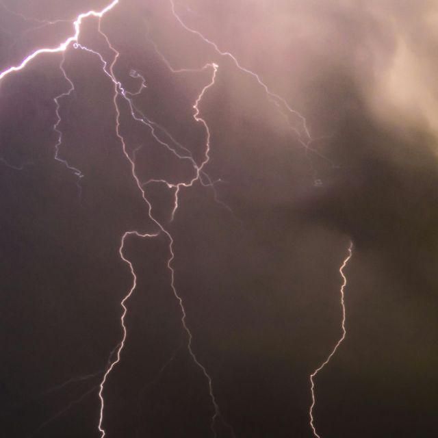 雷雨天气，车是适合的避雷场所吗？为什么？