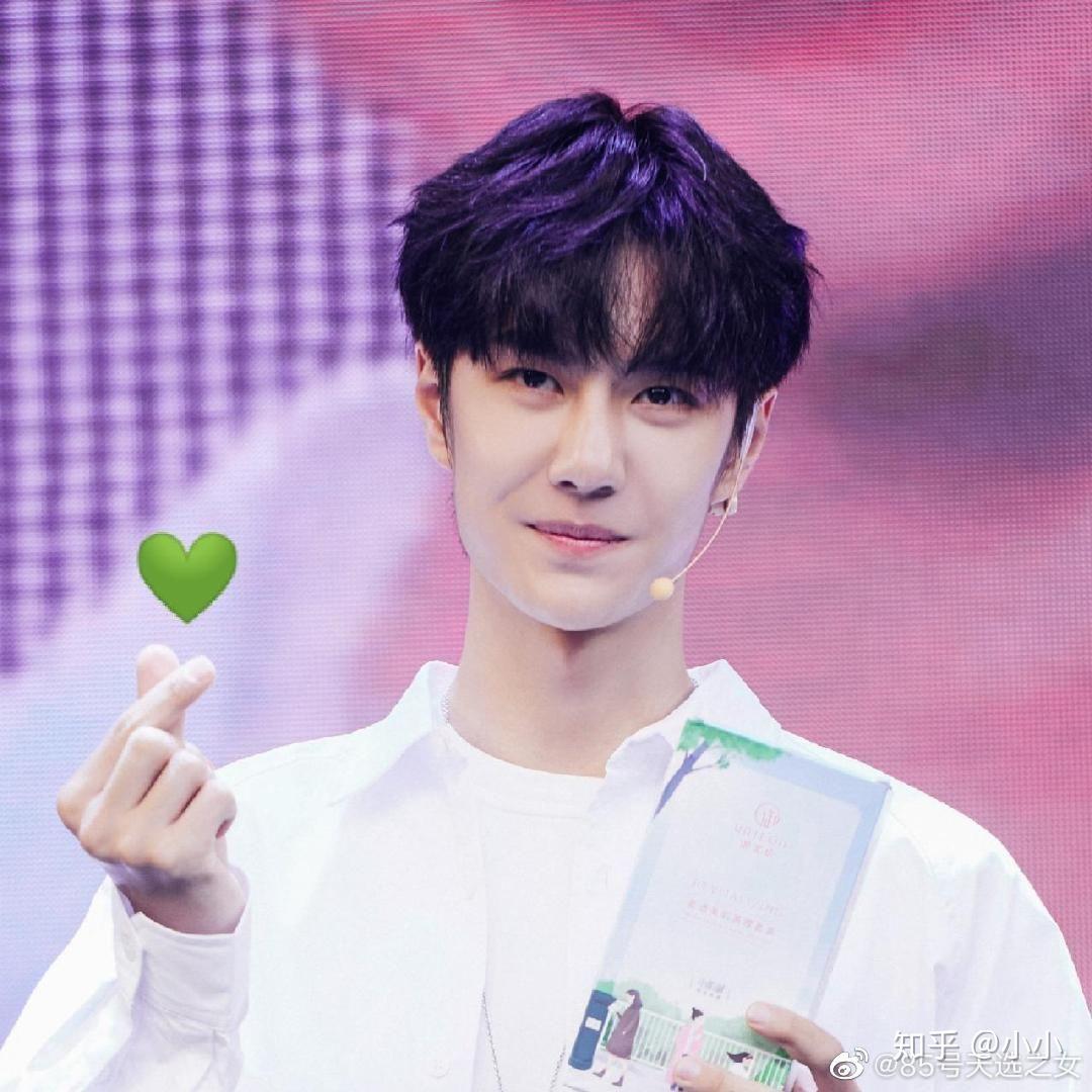 有没有王一博比心的图片呀