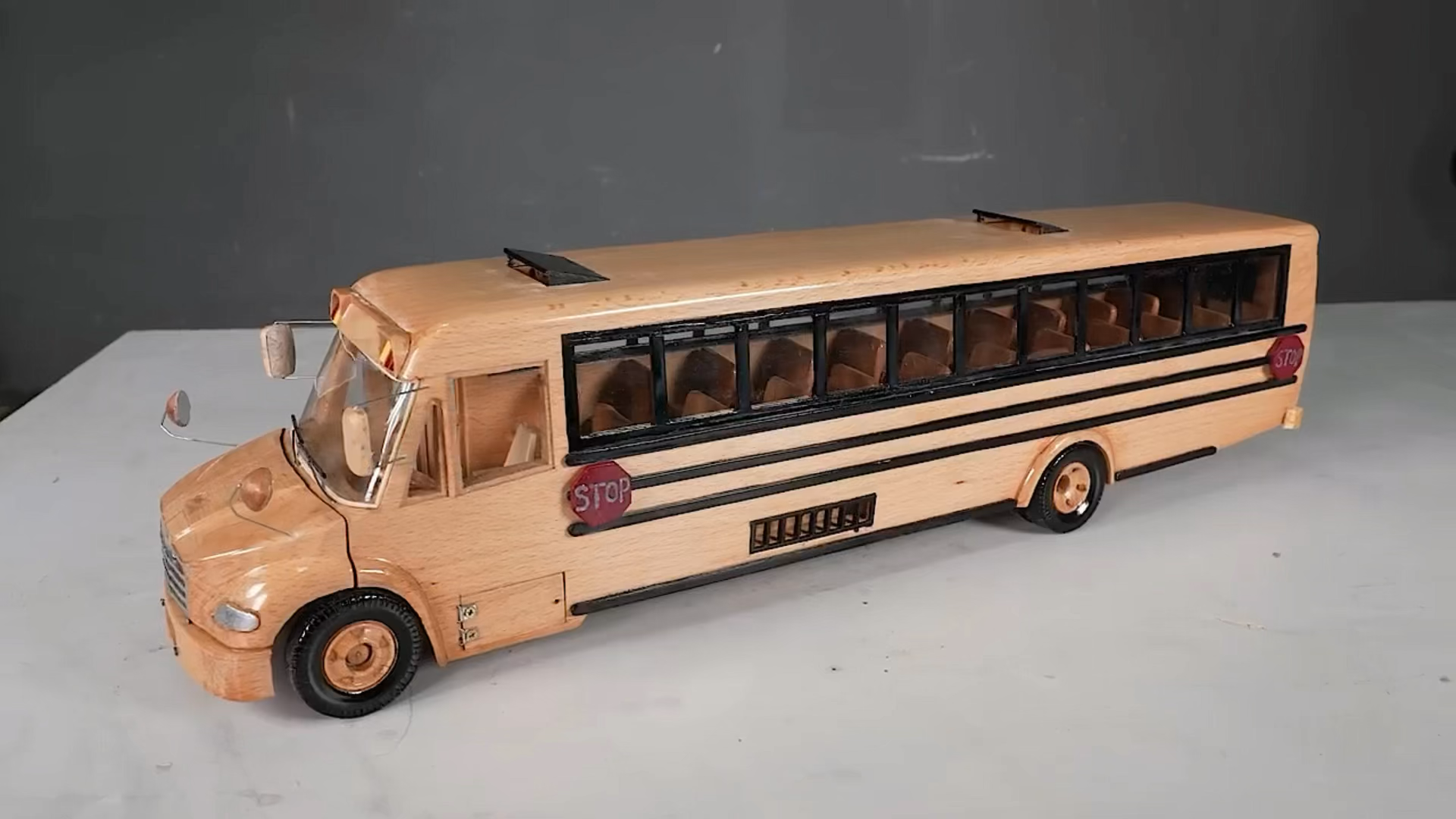 小伙用木板就为儿子制作出一款校车模型手艺太牛了